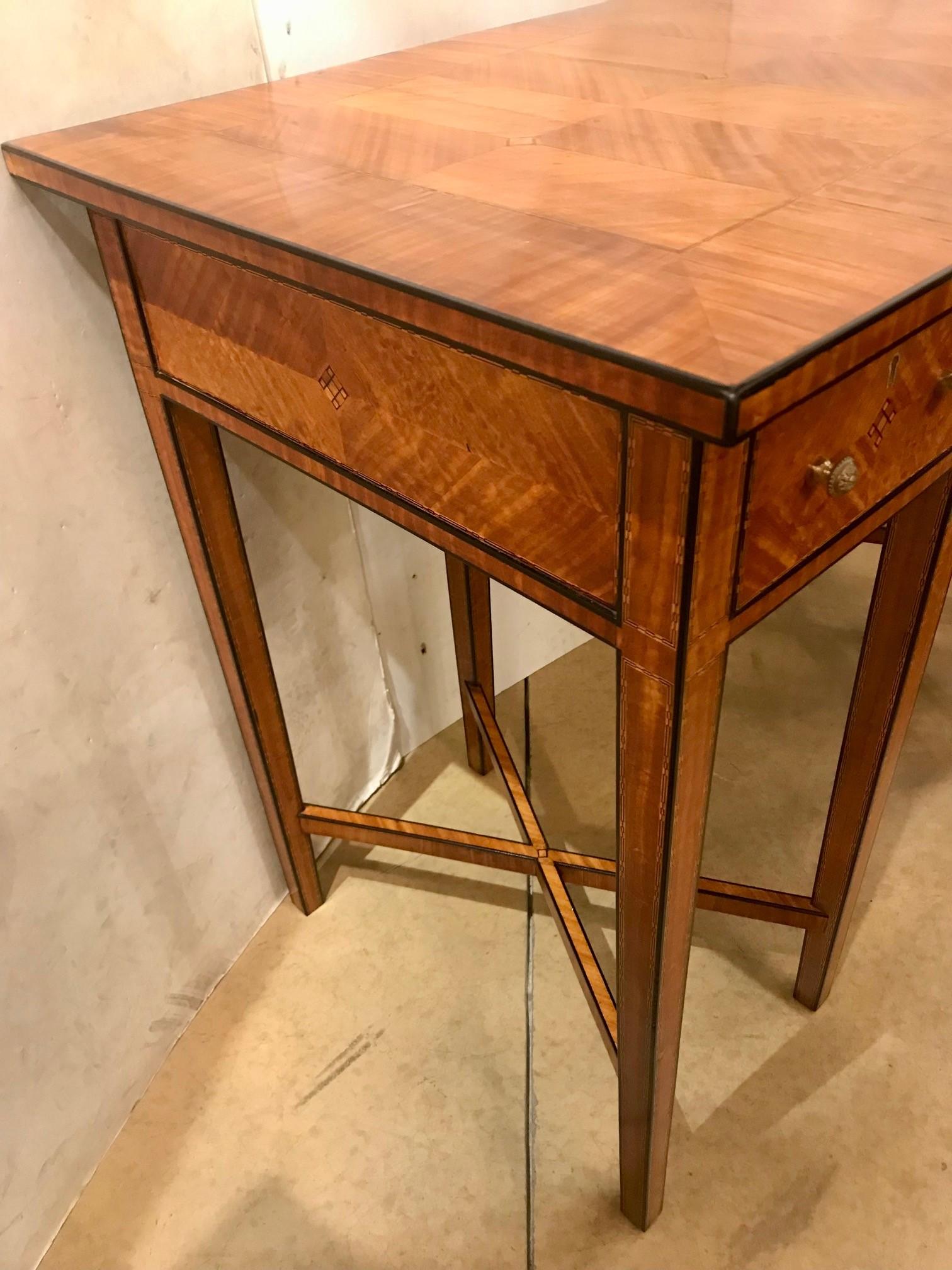 Antiker Schreibtisch aus satinierter Birke mit Intarsien im Angebot 1