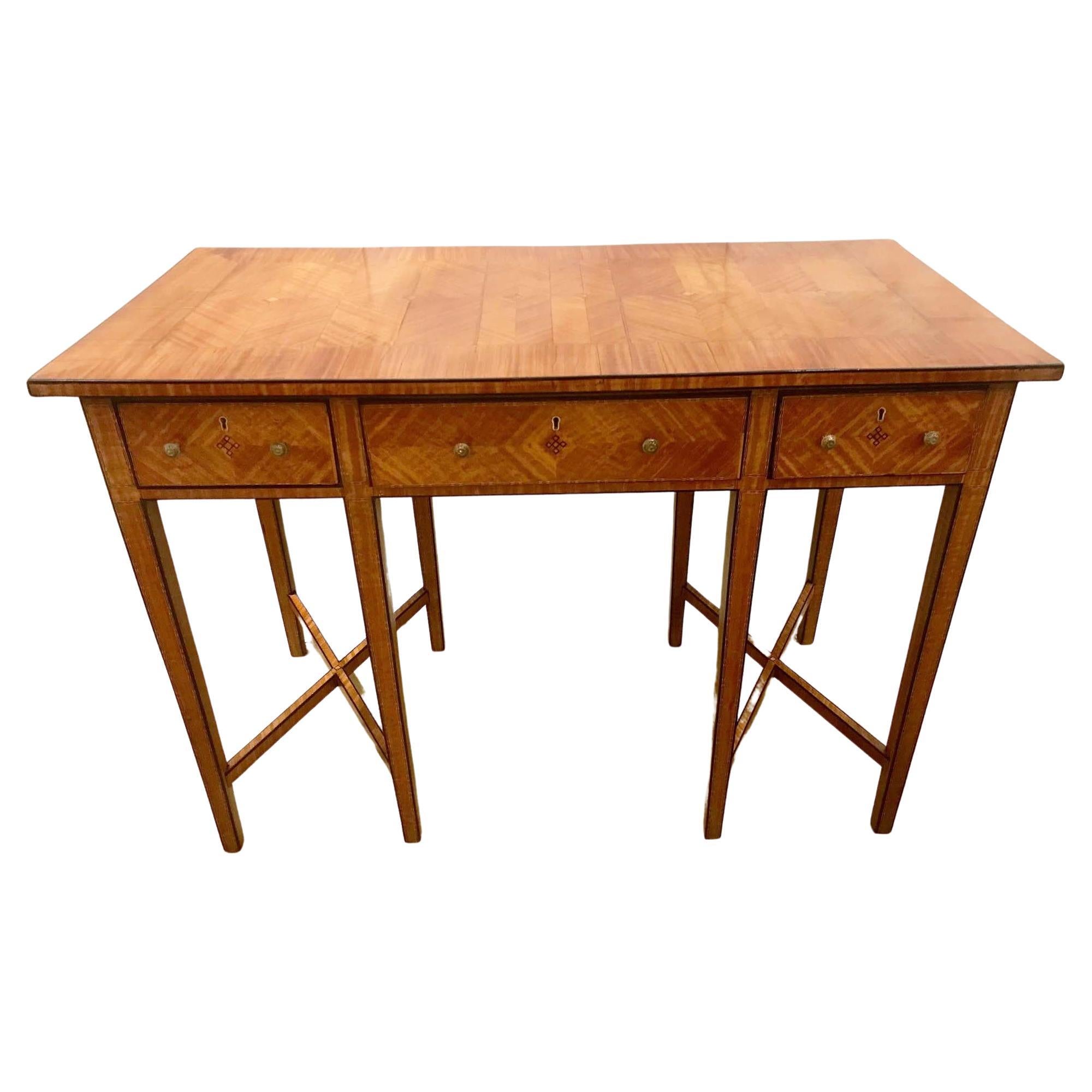 Antiker Schreibtisch aus satinierter Birke mit Intarsien im Angebot