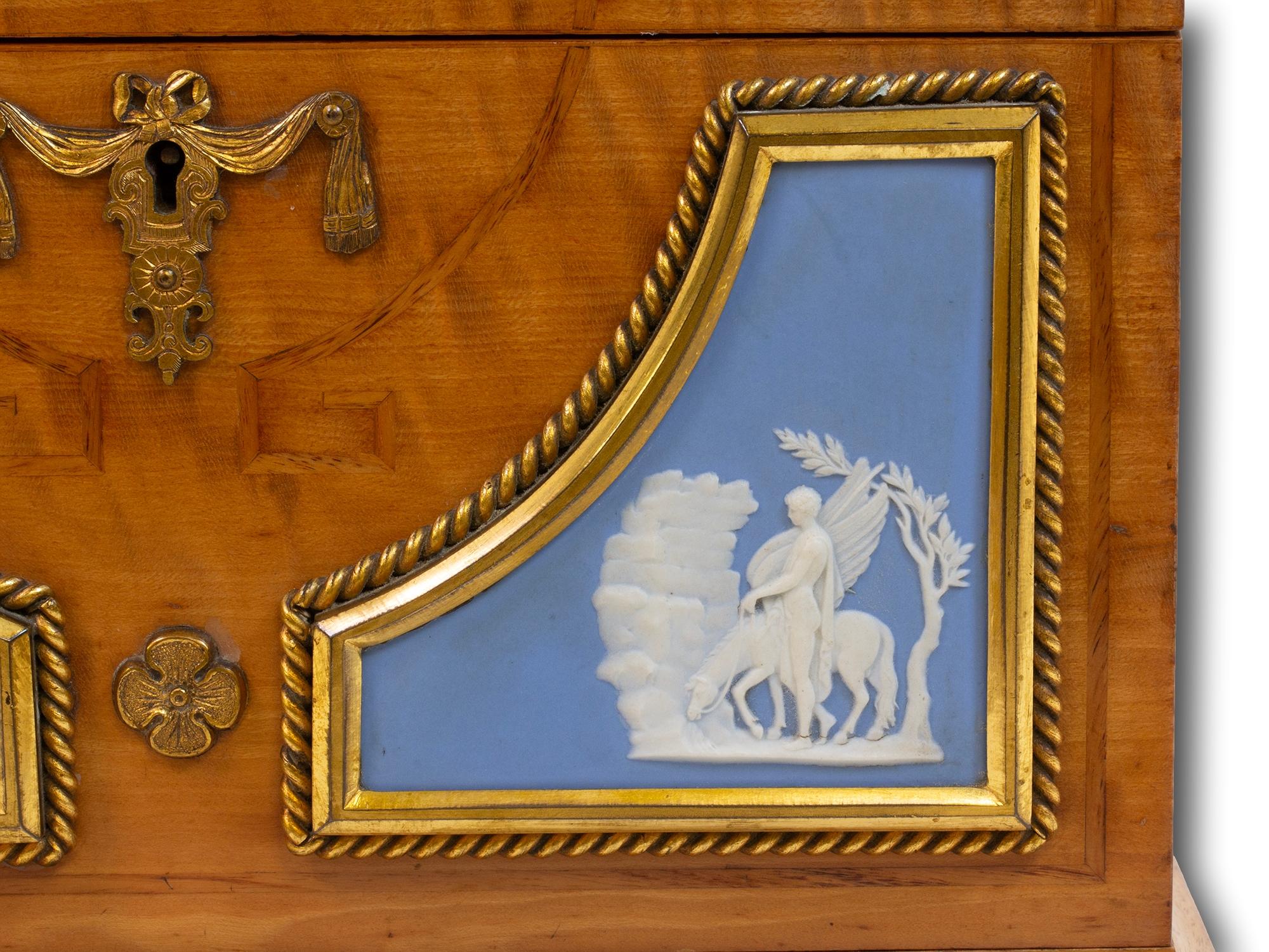 Caja de papelería antigua de madera satinada y jaspe de Wedgwood 2