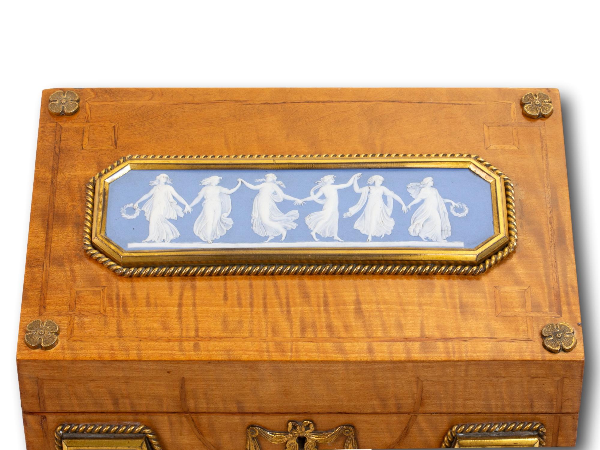 Caja de papelería antigua de madera satinada y jaspe de Wedgwood 3
