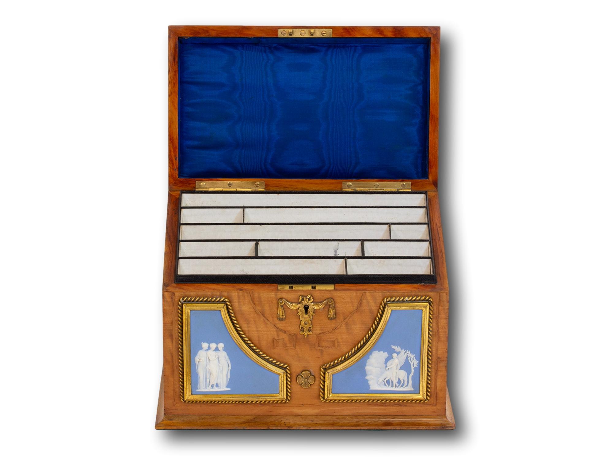 Caja de papelería antigua de madera satinada y jaspe de Wedgwood 4