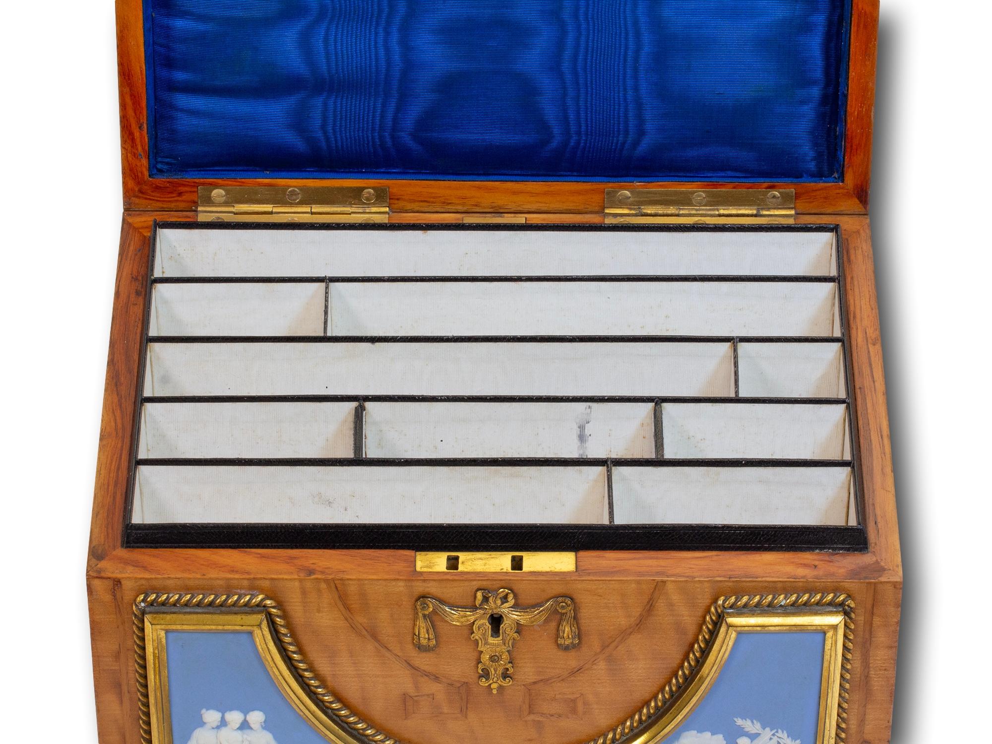 Caja de papelería antigua de madera satinada y jaspe de Wedgwood 5