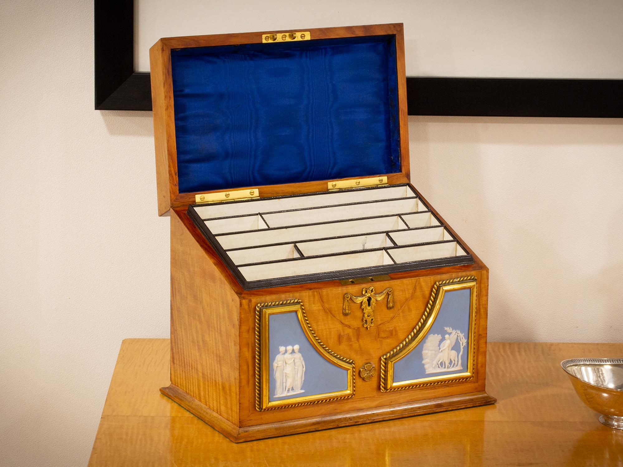 Caja de papelería antigua de madera satinada y jaspe de Wedgwood Alto victoriano
