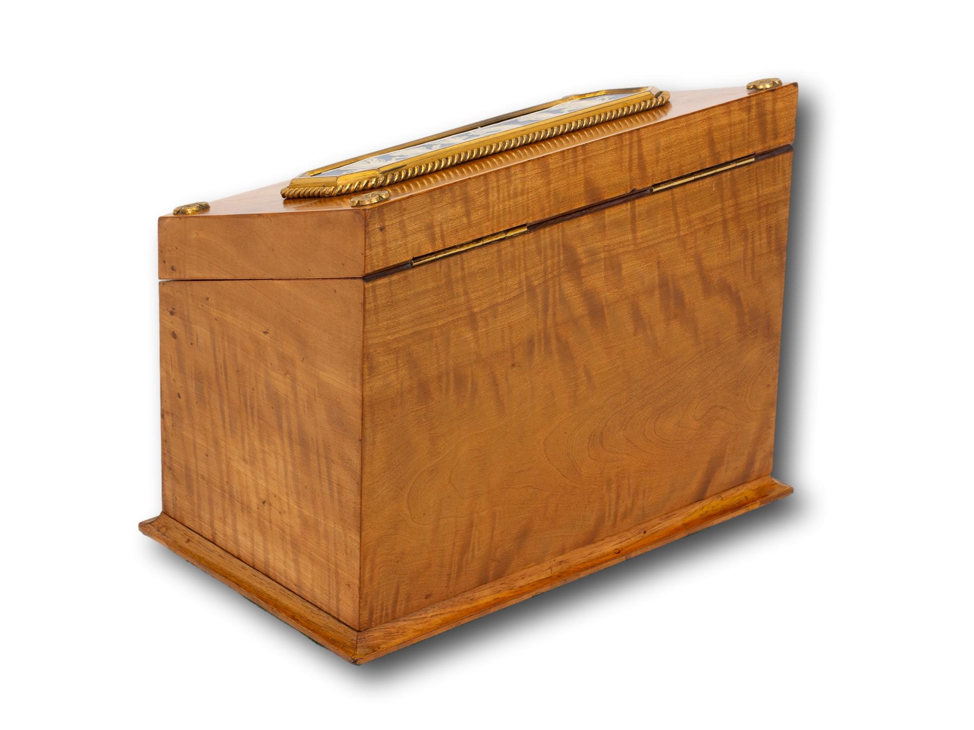 Caja de papelería antigua de madera satinada y jaspe de Wedgwood Tallado a mano
