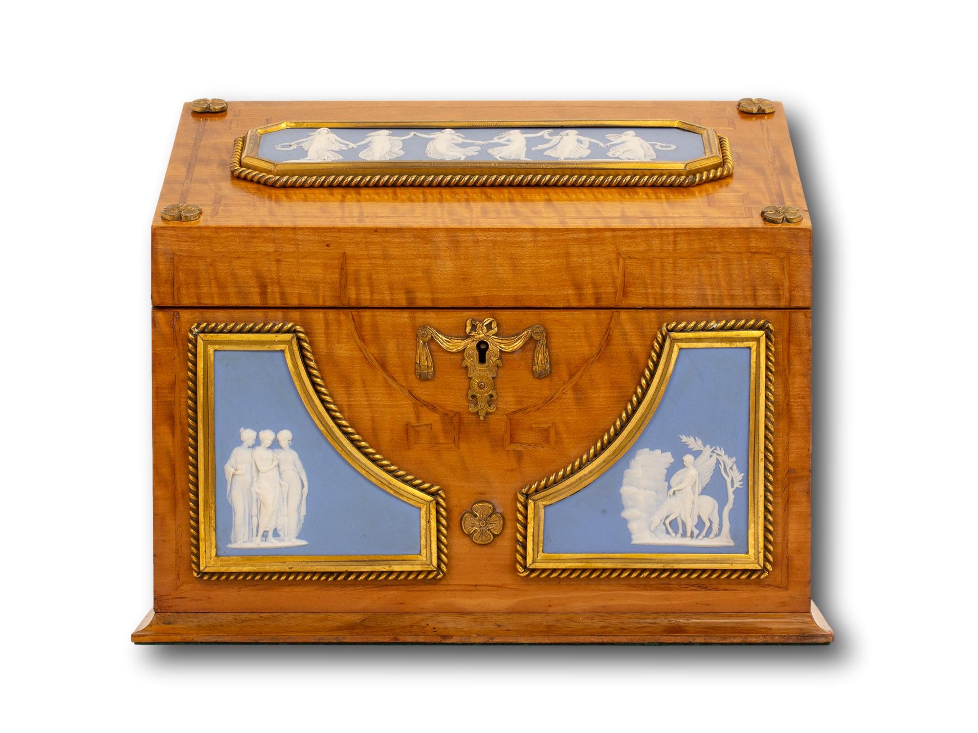 Caja de papelería antigua de madera satinada y jaspe de Wedgwood en Bueno Estado en Northampton, GB