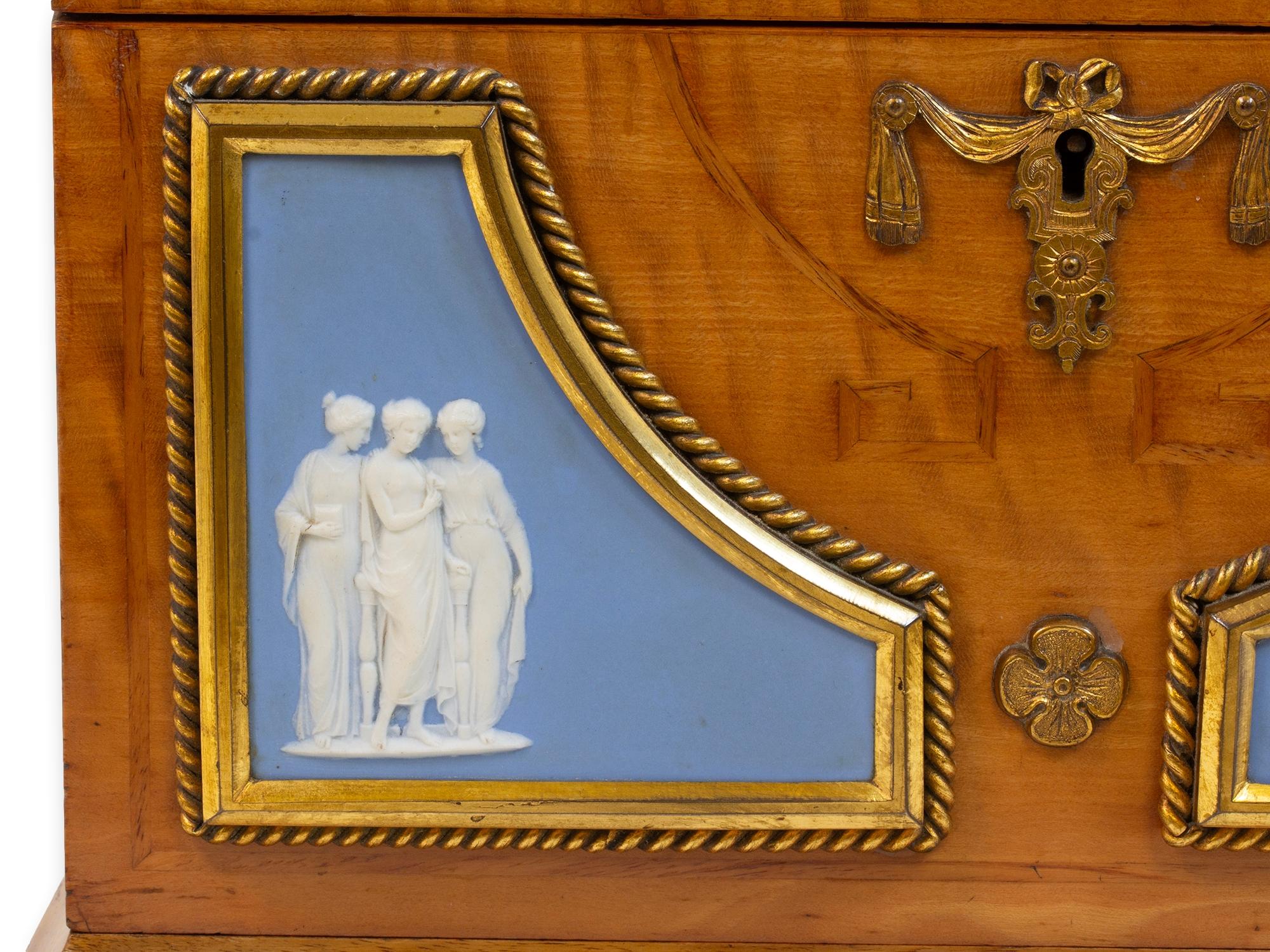 Caja de papelería antigua de madera satinada y jaspe de Wedgwood 1