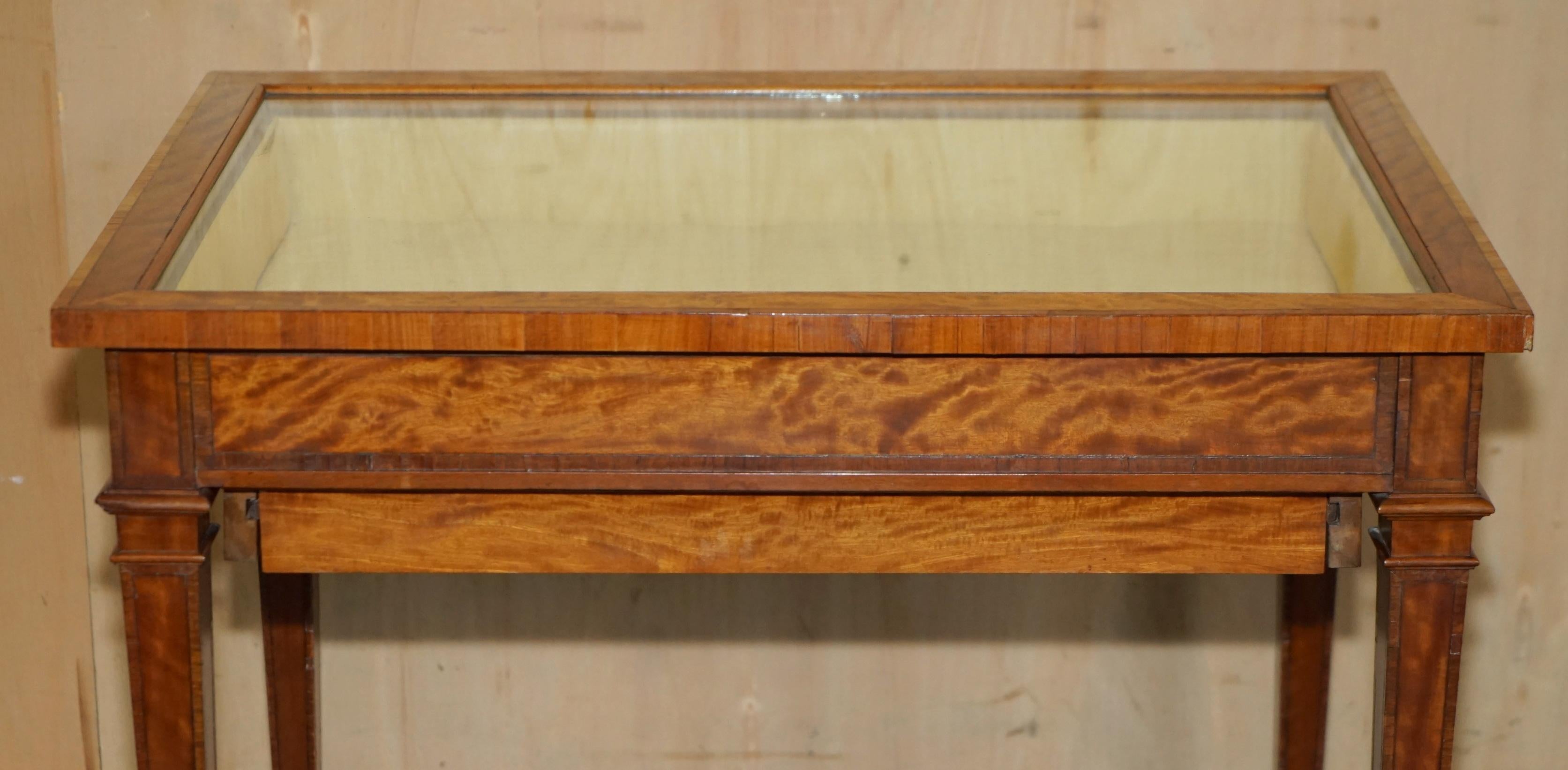 ANTIQUE SATiNWOOD BIJOUTERIE GLASS DISPLAY CASE SIDE END TABLE FOR TRINKETS ETC en vente 2