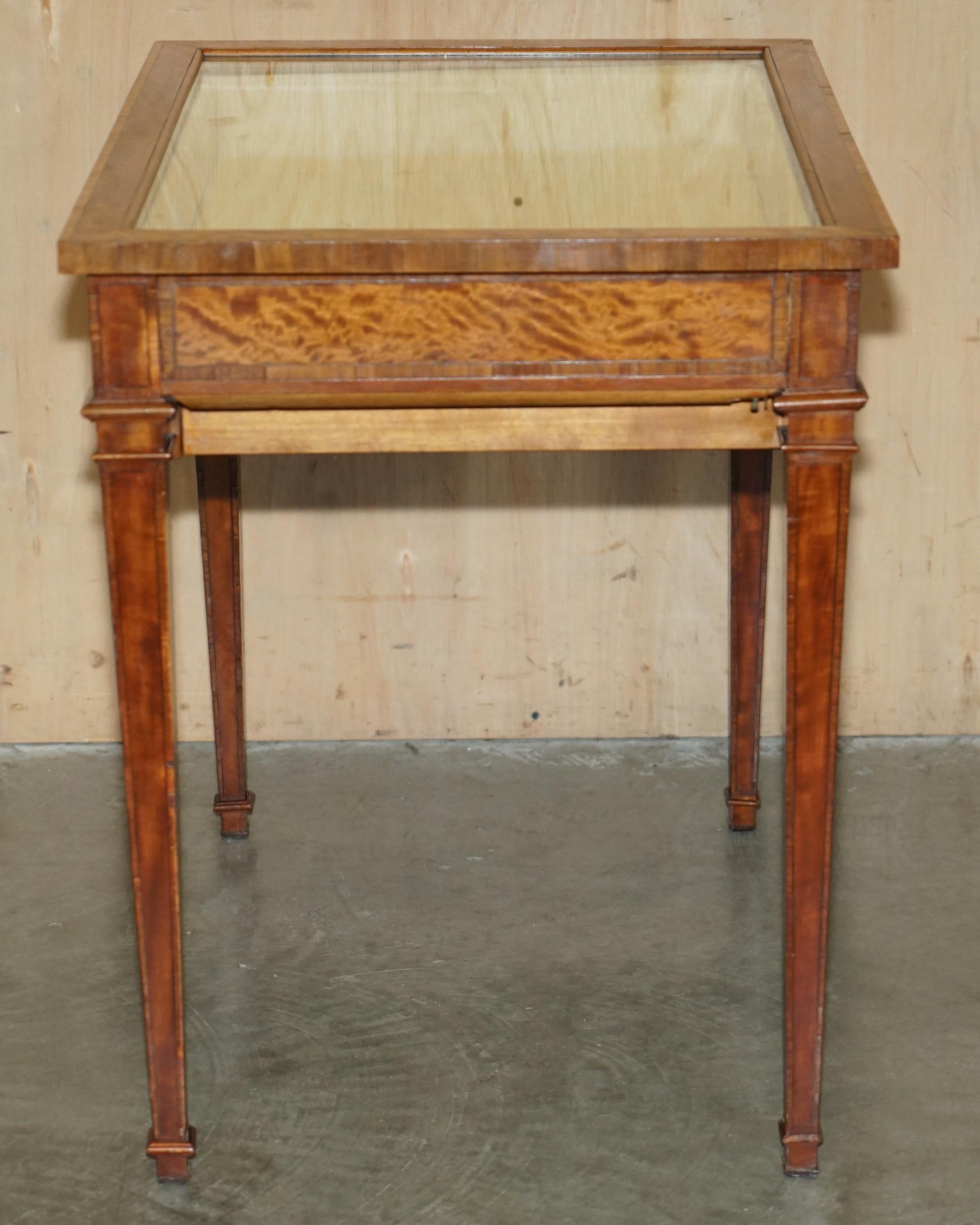 ANTIQUE SATiNWOOD BIJOUTERIE GLASS DISPLAY CASE SIDE END TABLE FOR TRINKETS ETC en vente 3