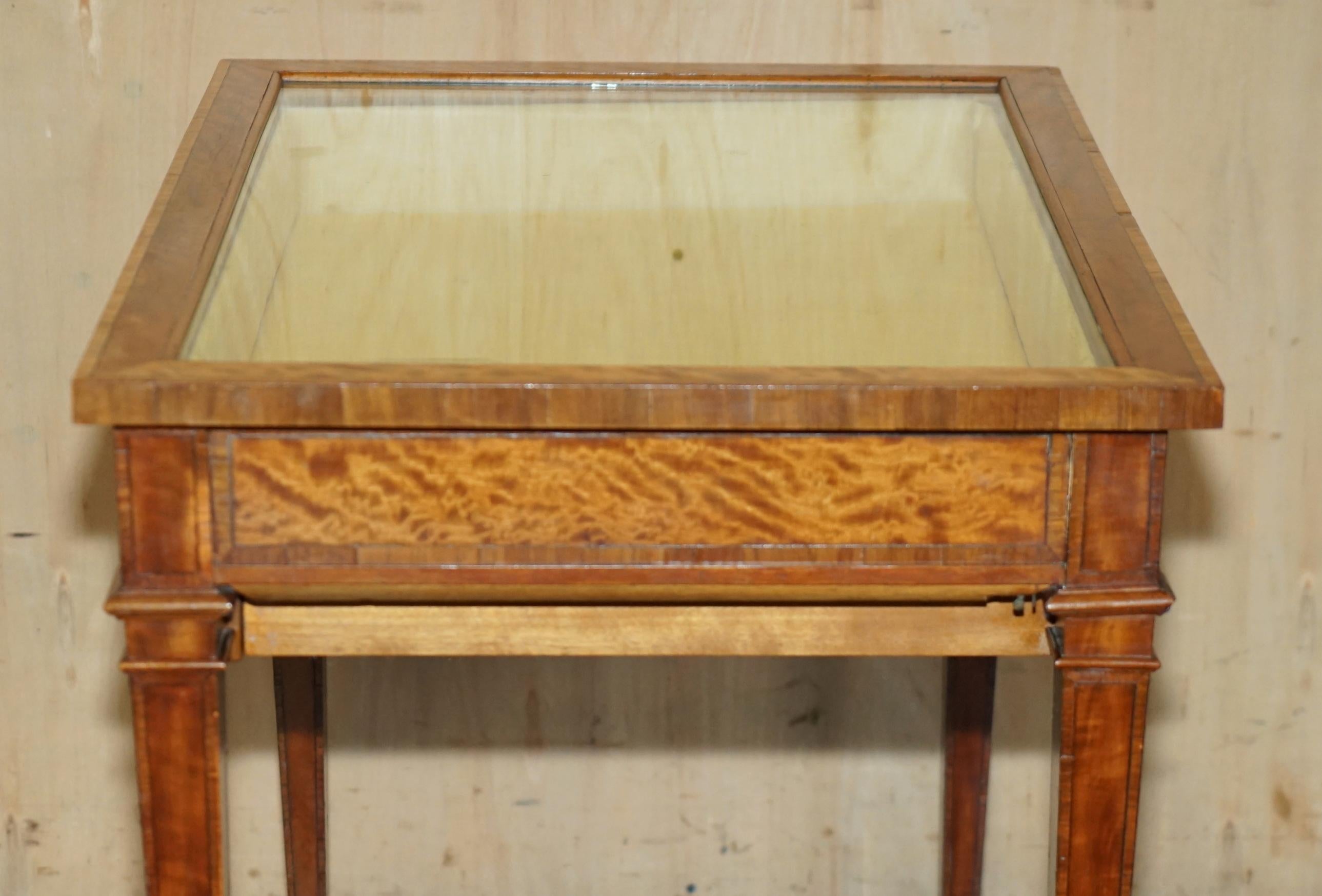 ANTIQUE SATiNWOOD BIJOUTERIE GLASS DISPLAY CASE SIDE END TABLE FOR TRINKETS ETC en vente 4