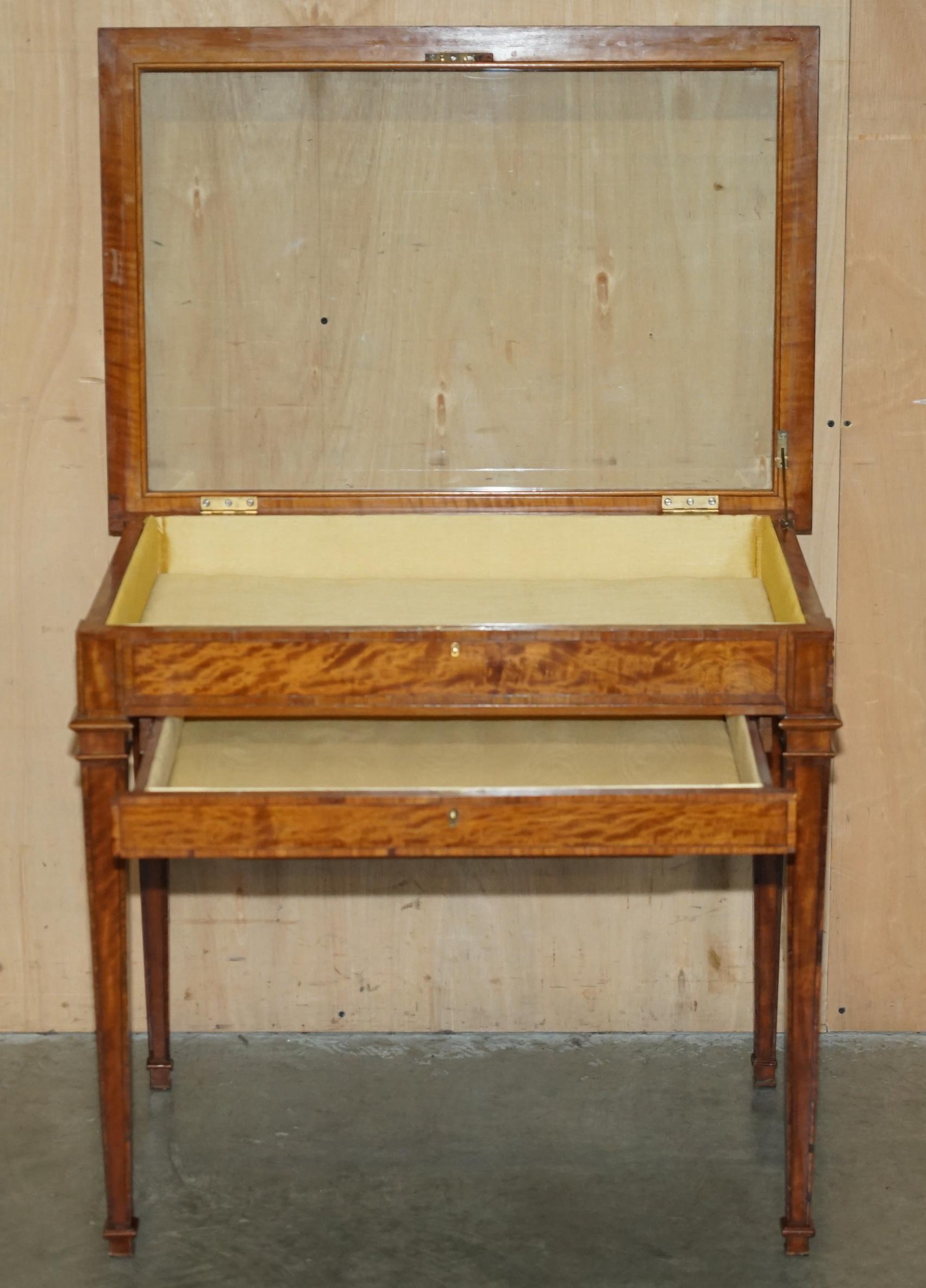 ANTIQUE SATiNWOOD BIJOUTERIE GLASS DISPLAY CASE SIDE END TABLE FOR TRINKETS ETC en vente 6