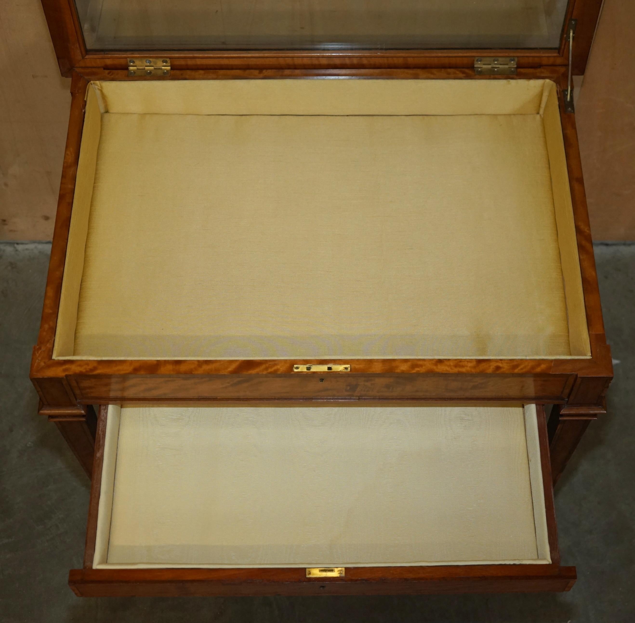 ANTIQUE SATiNWOOD BIJOUTERIE GLASS DISPLAY CASE SIDE END TABLE FOR TRINKETS ETC en vente 7