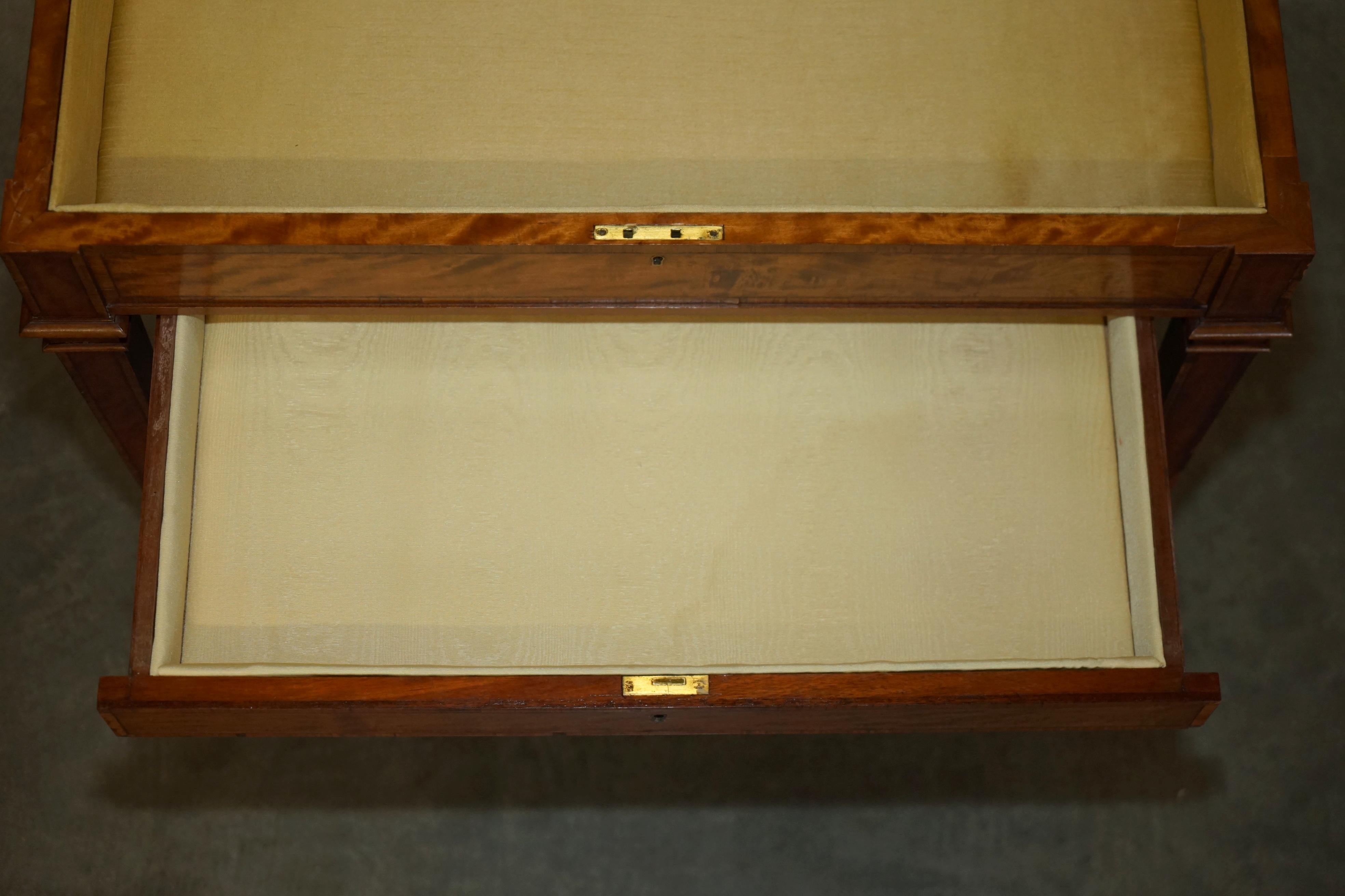 ANTIQUE SATiNWOOD BIJOUTERIE GLASS DISPLAY CASE SIDE END TABLE FOR TRINKETS ETC en vente 8