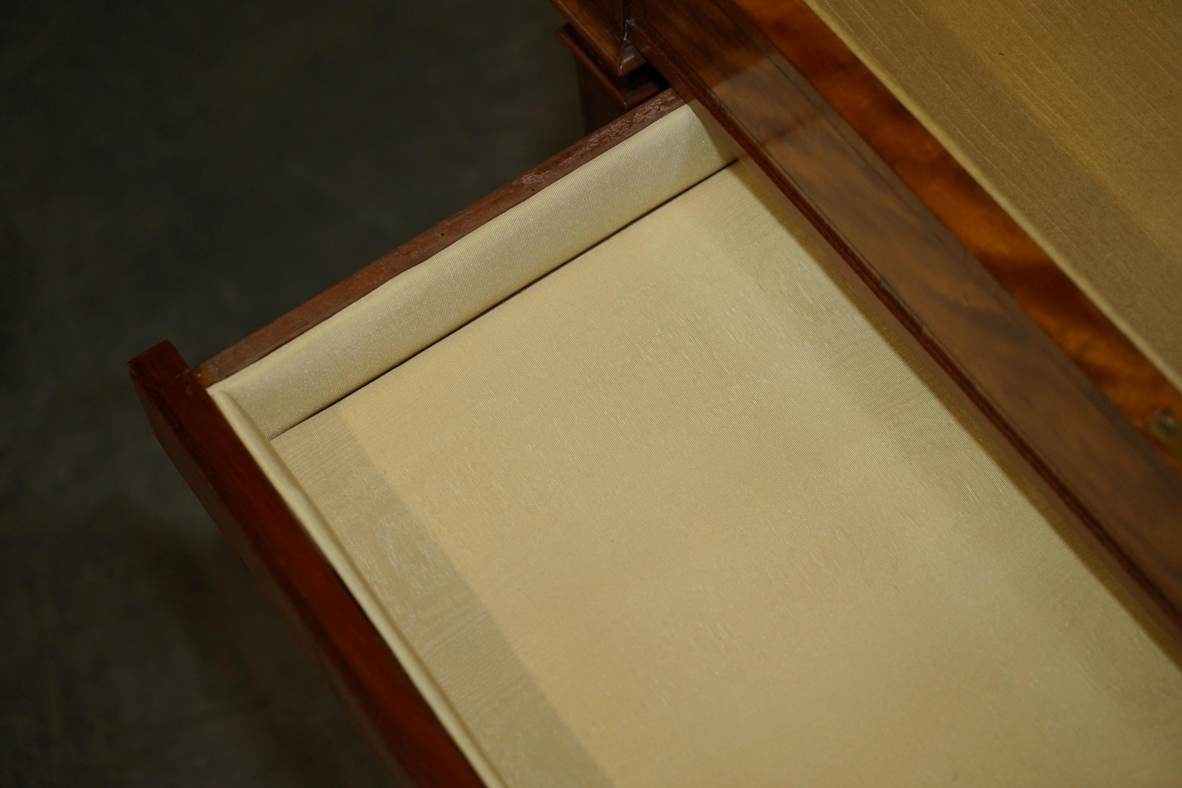 ANTIQUE SATiNWOOD BIJOUTERIE GLASS DISPLAY CASE SIDE END TABLE FOR TRINKETS ETC en vente 9