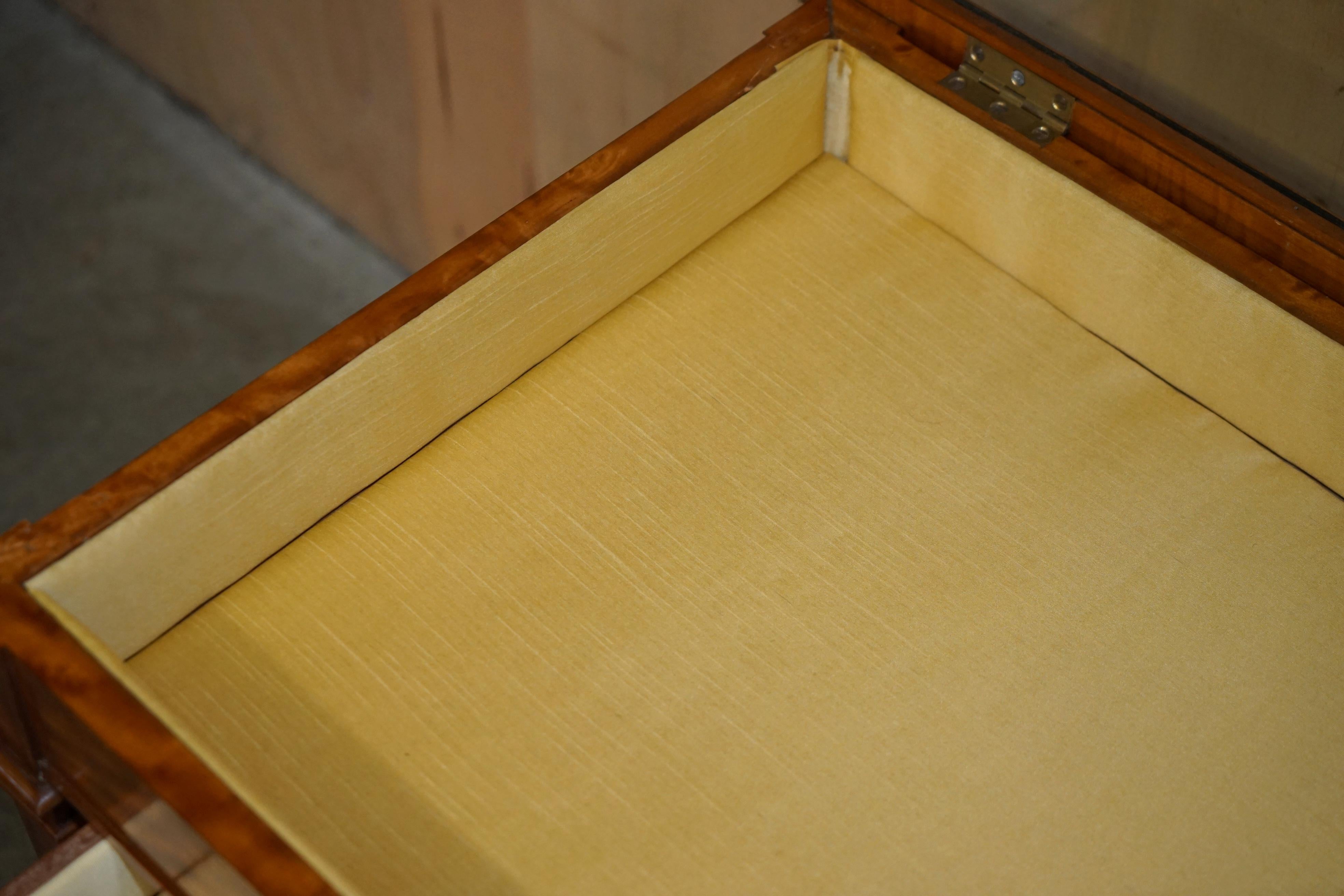 ANTIQUE SATiNWOOD BIJOUTERIE GLASS DISPLAY CASE SIDE END TABLE FOR TRINKETS ETC en vente 10