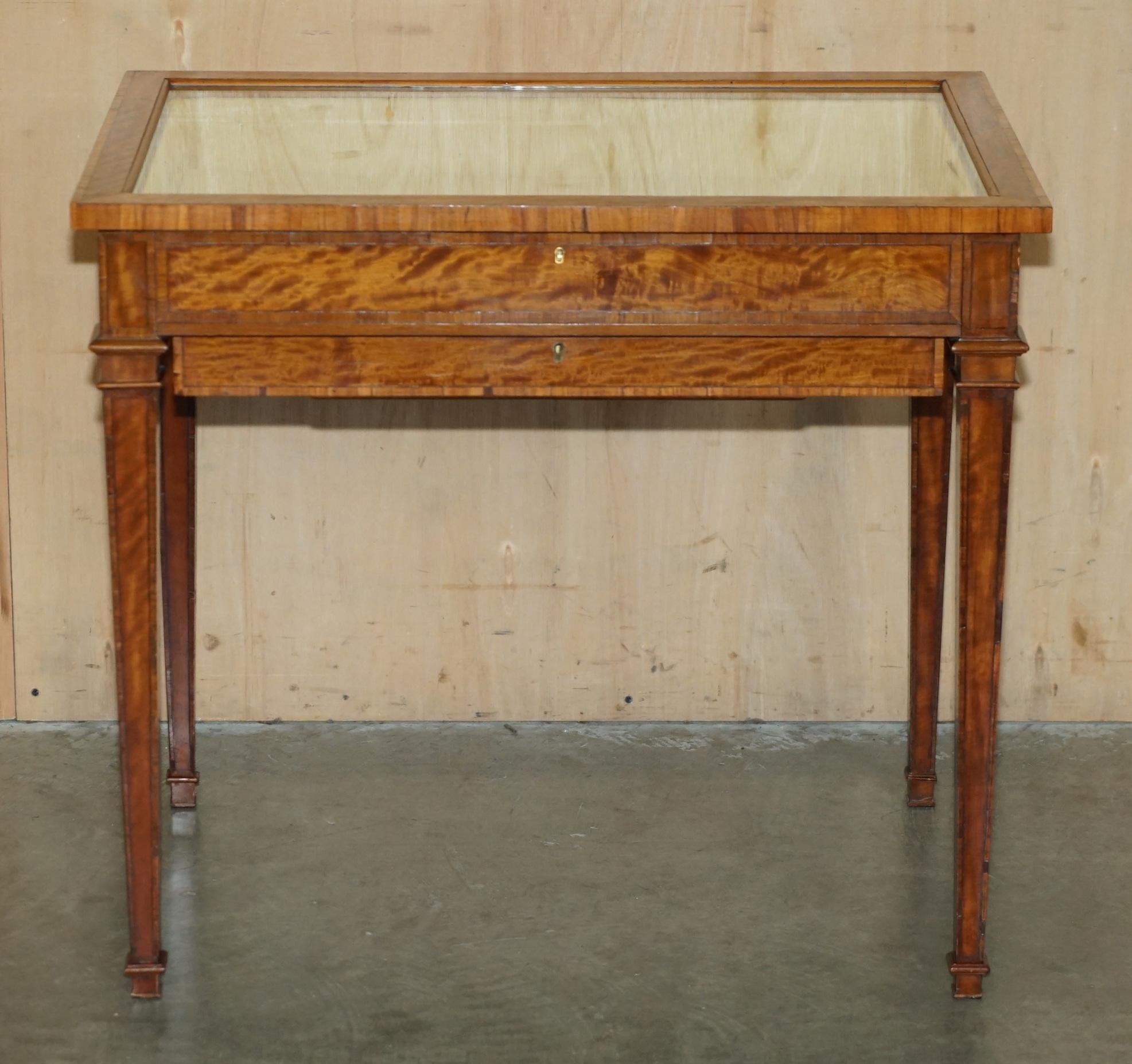 Victorien ANTIQUE SATiNWOOD BIJOUTERIE GLASS DISPLAY CASE SIDE END TABLE FOR TRINKETS ETC en vente