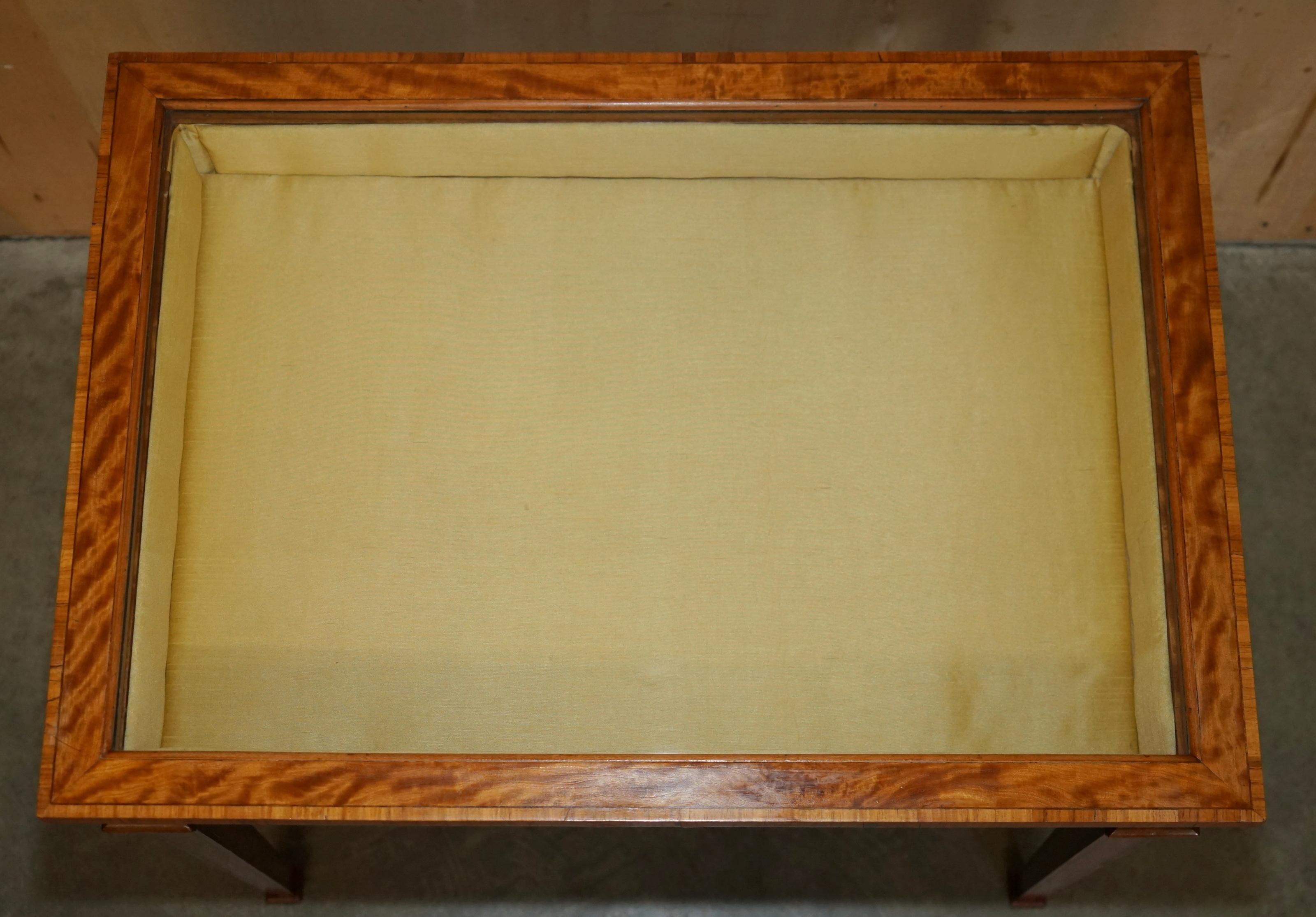Anglais ANTIQUE SATiNWOOD BIJOUTERIE GLASS DISPLAY CASE SIDE END TABLE FOR TRINKETS ETC en vente