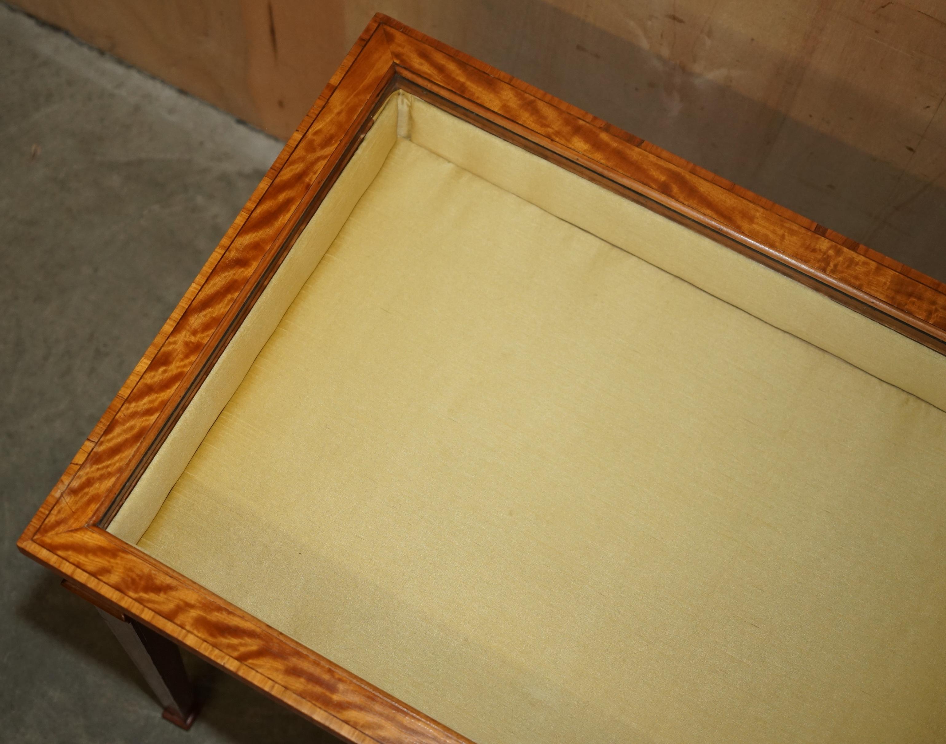 Fait main ANTIQUE SATiNWOOD BIJOUTERIE GLASS DISPLAY CASE SIDE END TABLE FOR TRINKETS ETC en vente