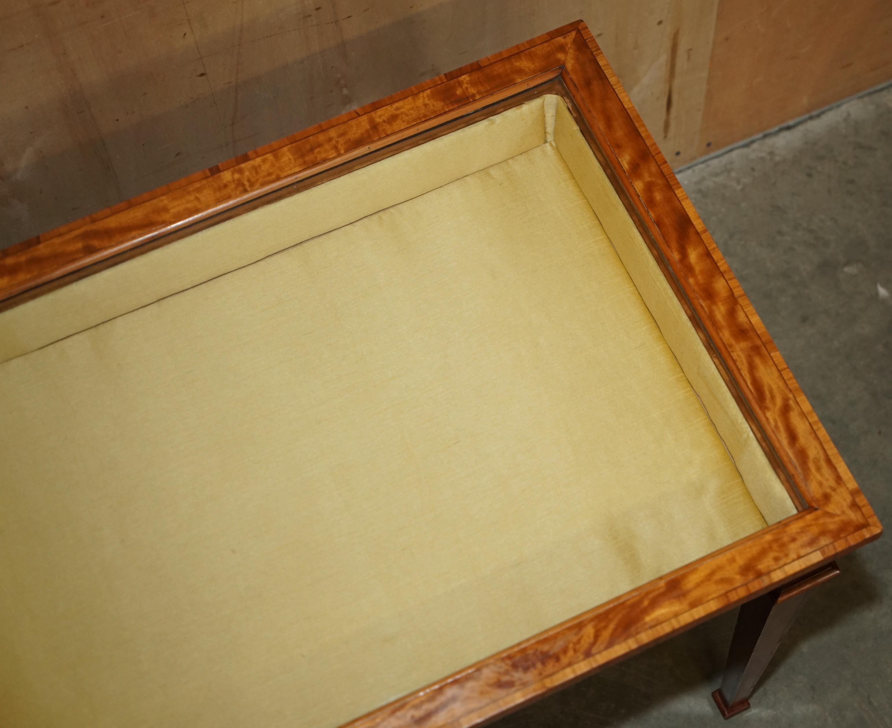 ANTIQUE SATiNWOOD BIJOUTERIE GLASS DISPLAY CASE SIDE END TABLE FOR TRINKETS ETC Bon état - En vente à West Sussex, Pulborough