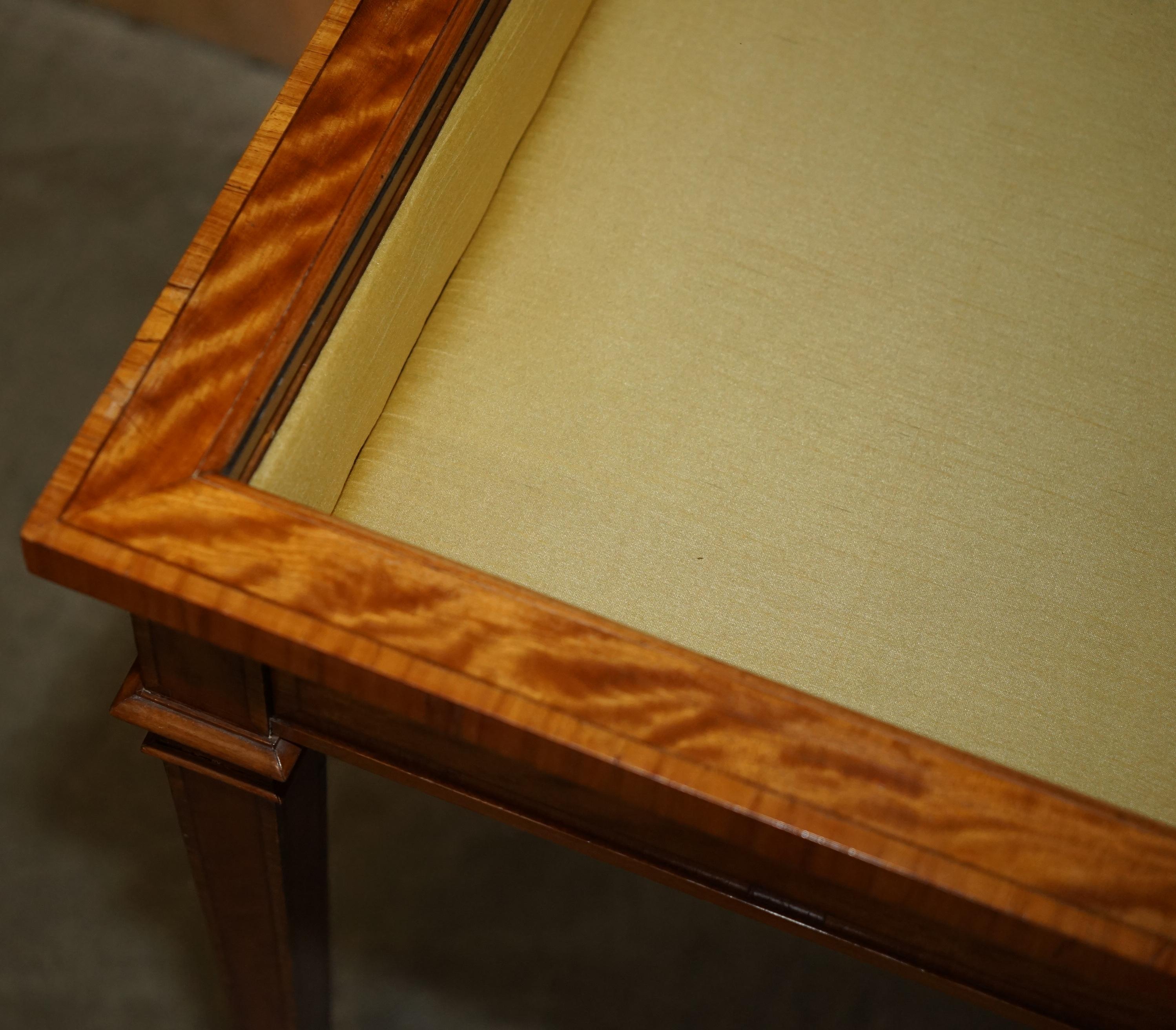 XIXe siècle ANTIQUE SATiNWOOD BIJOUTERIE GLASS DISPLAY CASE SIDE END TABLE FOR TRINKETS ETC en vente