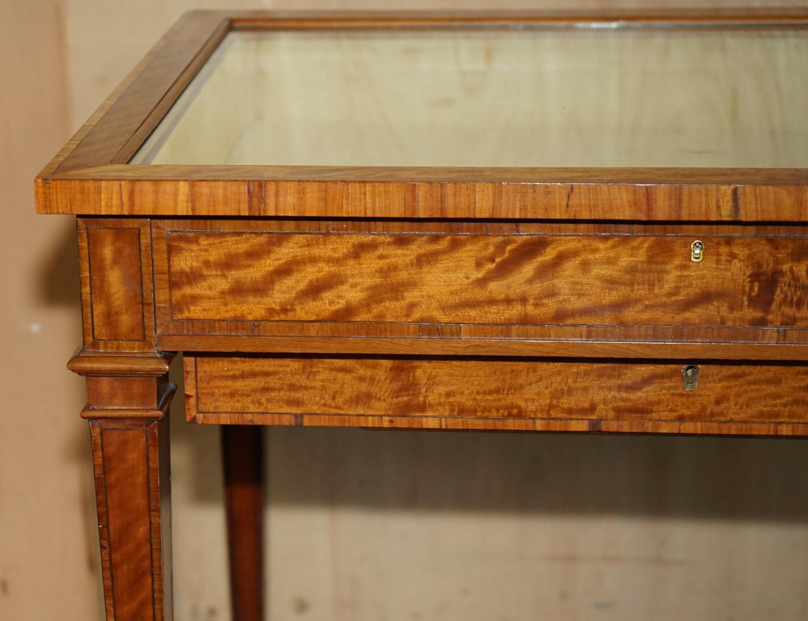 Verre ANTIQUE SATiNWOOD BIJOUTERIE GLASS DISPLAY CASE SIDE END TABLE FOR TRINKETS ETC en vente