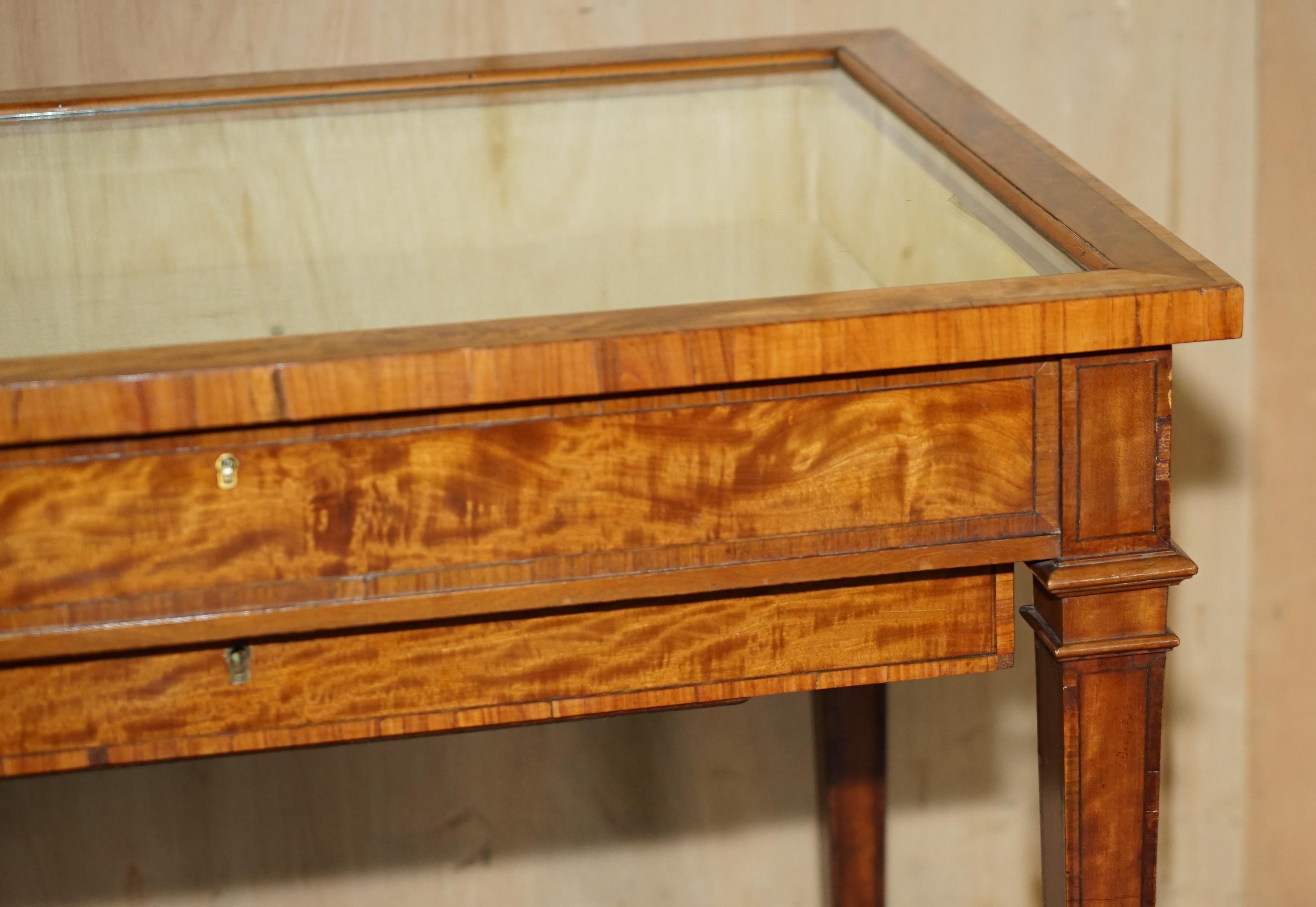 ANTIQUE SATiNWOOD BIJOUTERIE GLASS DISPLAY CASE SIDE END TABLE FOR TRINKETS ETC en vente 1