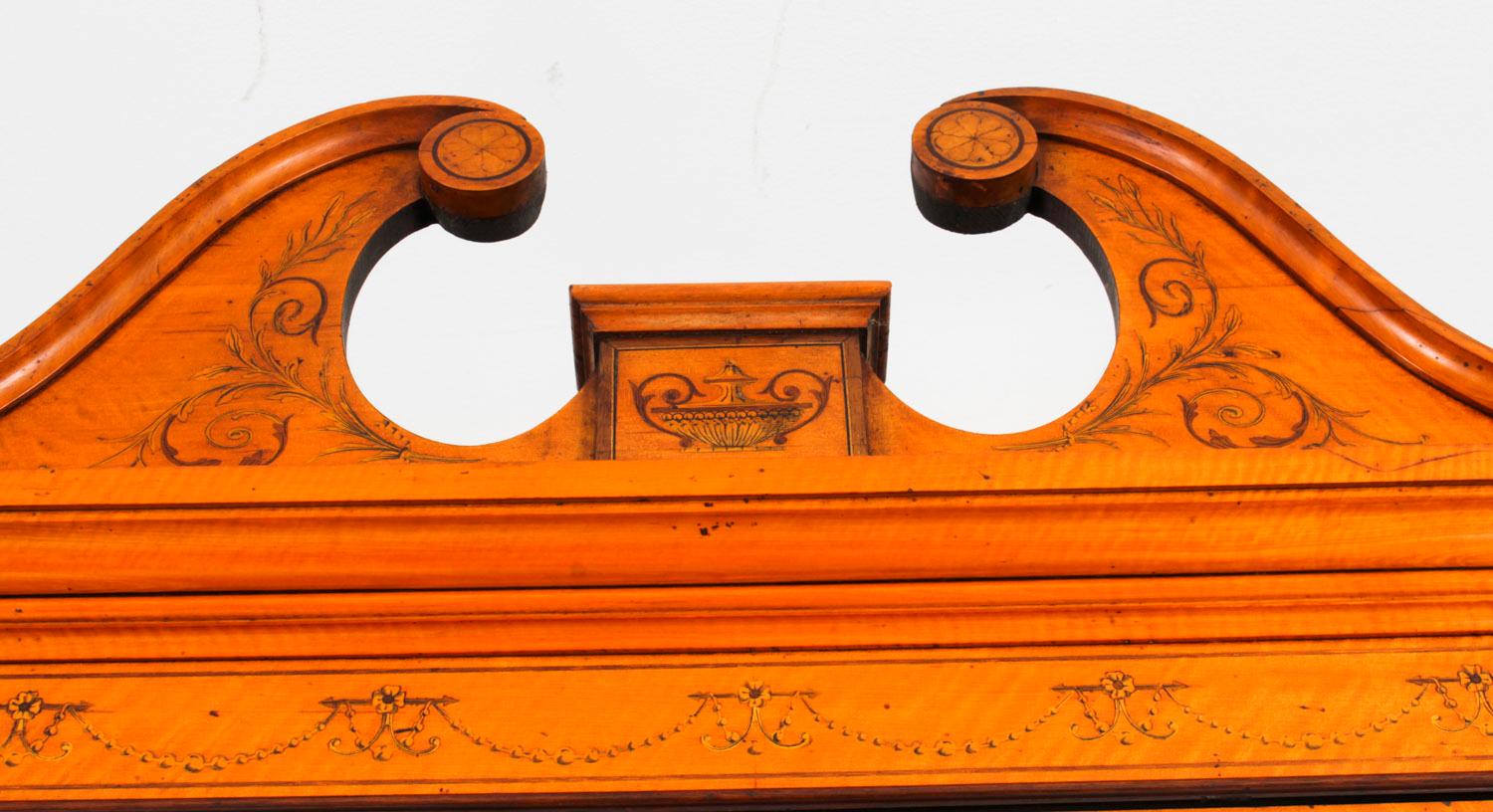Dies ist eine schöne antike Sheraton Revival Top-Qualität drei Türen breakfront Bücherregal, meisterhaft in reicher Satinholz von den renommierten Möbelschreiner und Einzelhändler Edwards & Roberts, Circa 1880 in Datum gefertigt.

Dieses prächtige