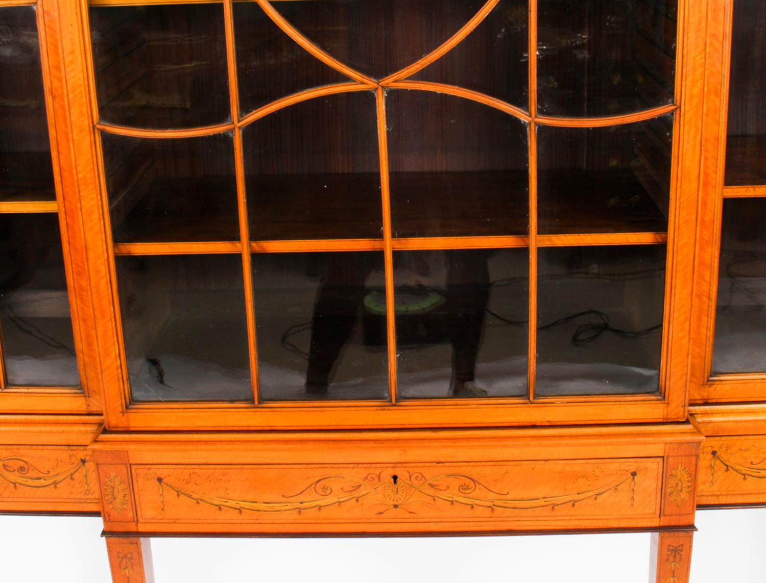 Sheraton Antique Satinwood Breakfront Bookcase Display Cabinet Edwards & Roberts 19th C For Sale