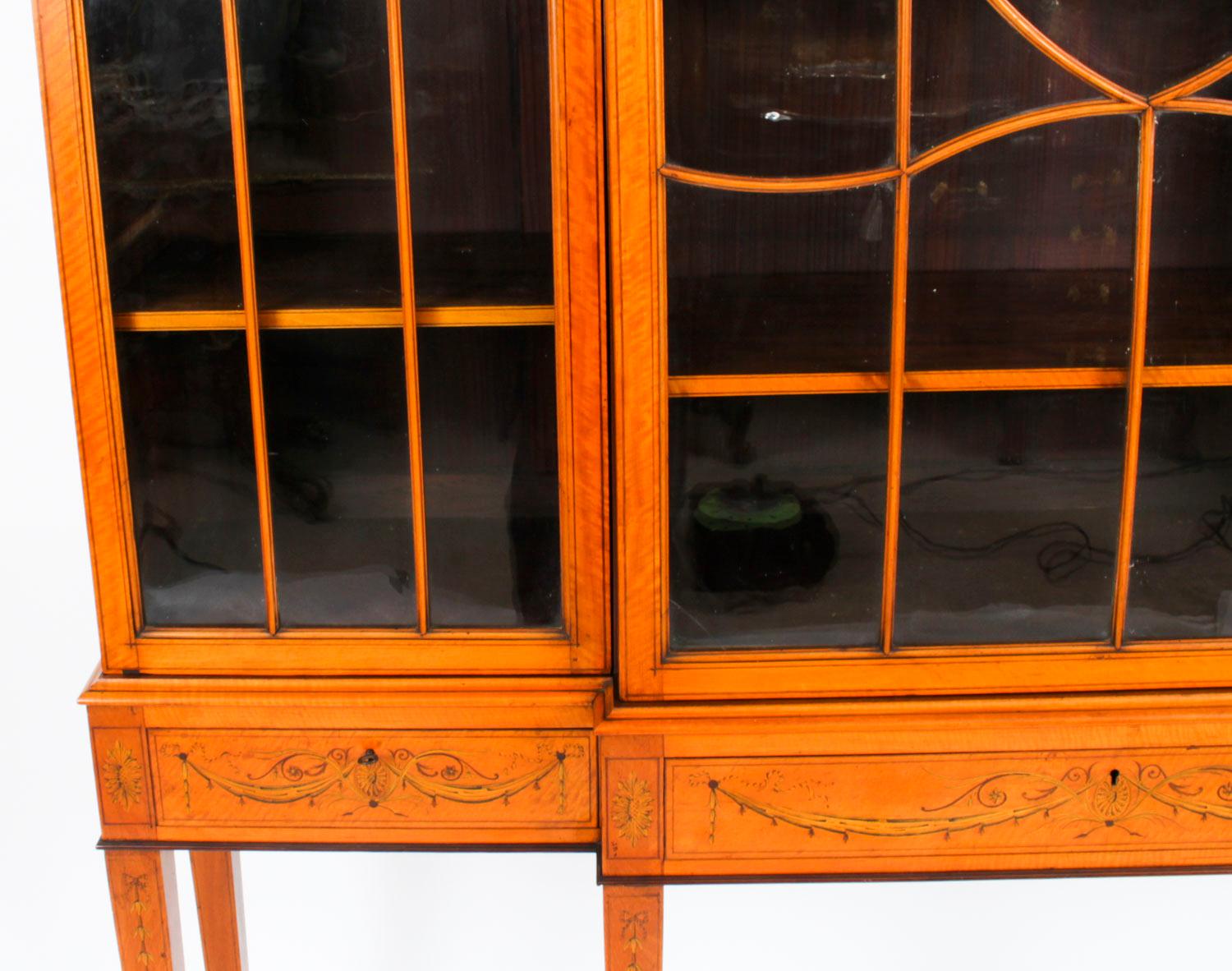 Antique Satinwood Breakfront Bookcase Display Cabinet Edwards & Roberts 19th C In Good Condition For Sale In London, GB