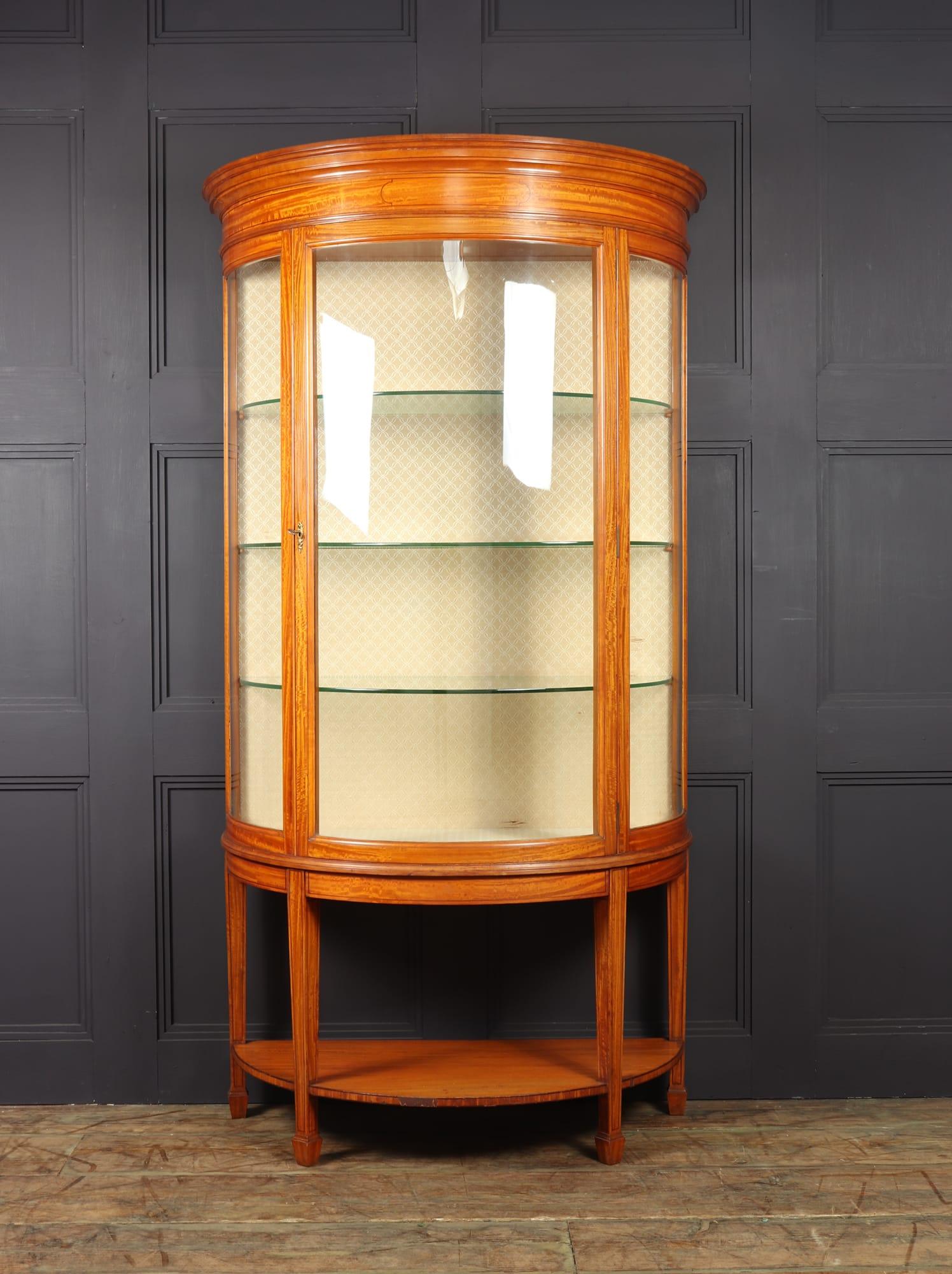 A great quality satinwood display cabinet demi lune in form with original interior with three glass shelves inside, lockable with key, lovely condition interior has a few marks please see photos

Age: 1900

Style: Edwardian

Material: