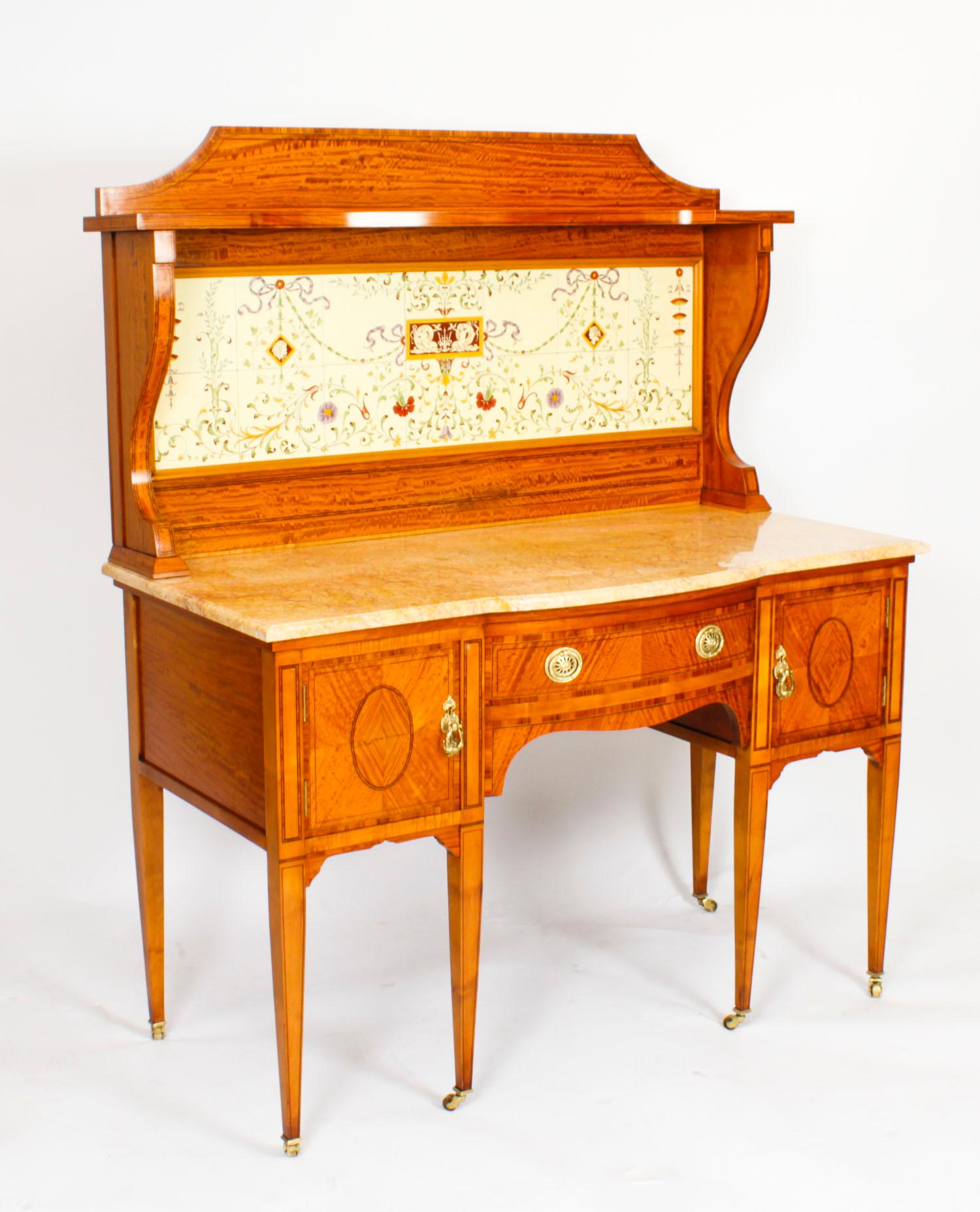 This is a fine antique satinwood marble top dressing table by the world renownd retailer Maple & Co, Circa 1880 in date.
 
The stunning satinwood wash stand has boxwood and ebonised stringing inlay and crossbanding through-out. It features a