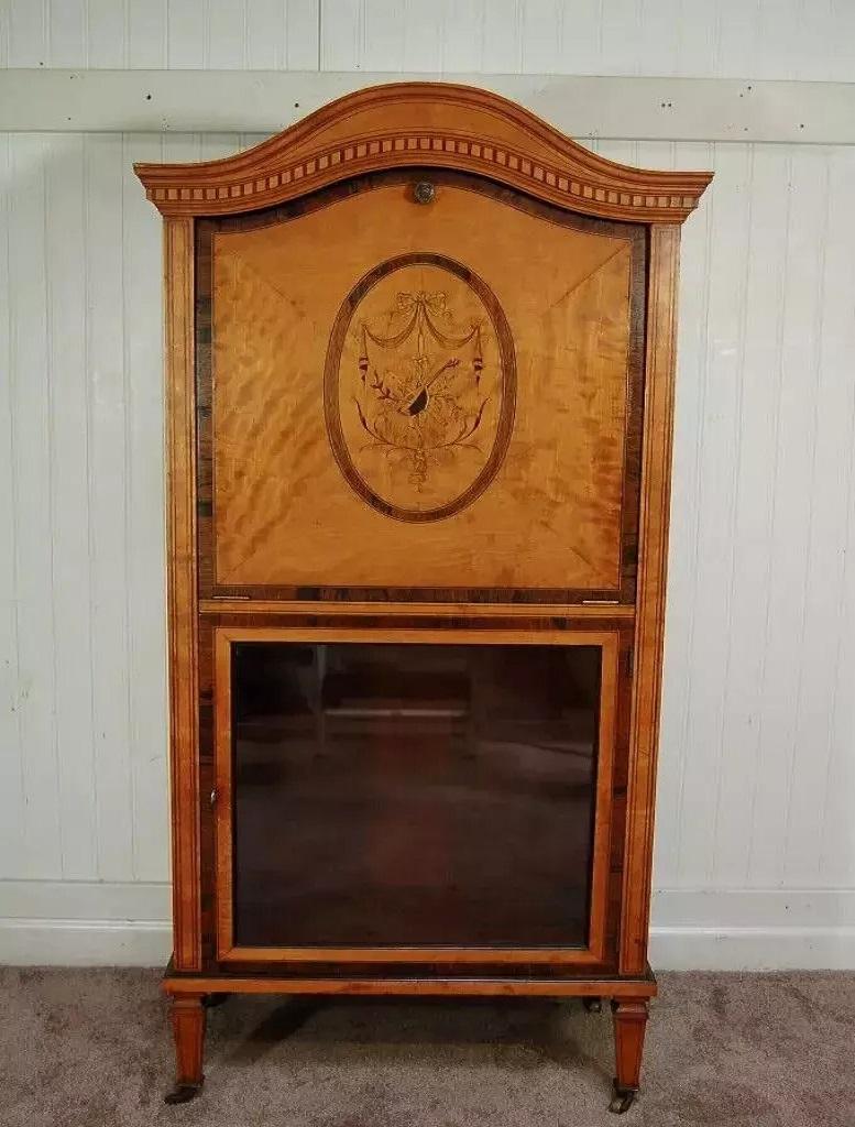 Ancienne armoire à partitions en bois de satin marqueté Adams français Curio d'exposition. Cet article présente de magnifiques détails incrustés, une seule porte vitrée, une porte en queue d'aronde pour les partitions, des roulettes à roulettes, un