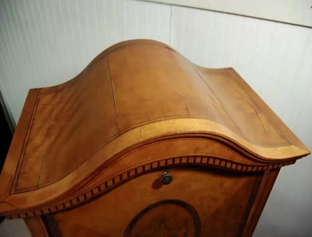 Verre Ancienne armoire à partitions en bois de satin marqueté French Adams Display Curio en vente