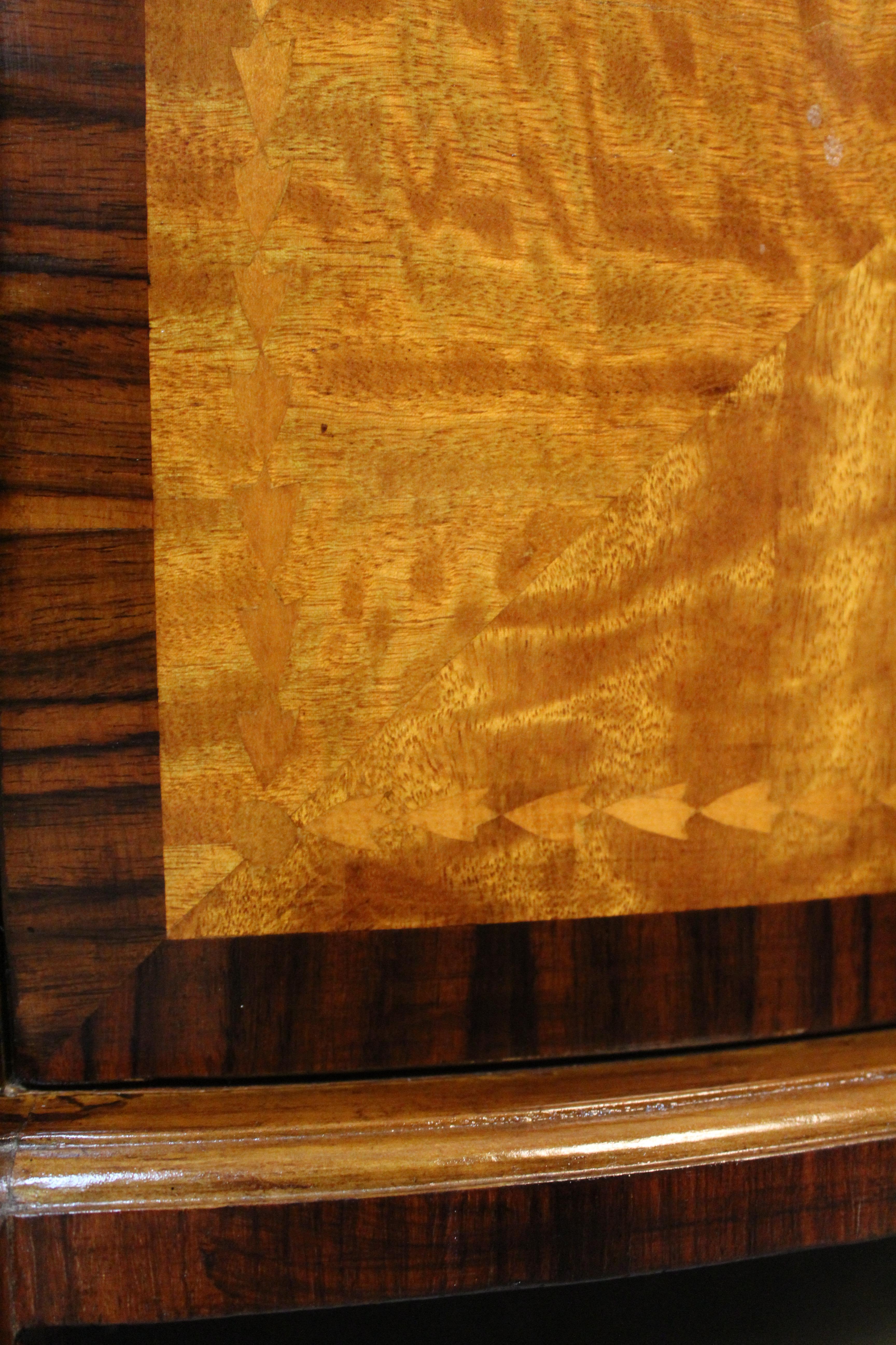 Commode Demilune ancienne en marqueterie de bois de satin en vente 9
