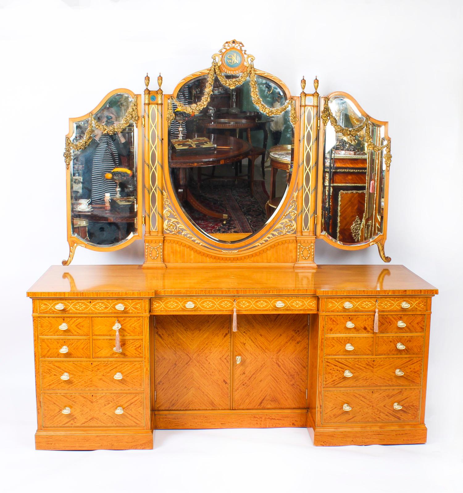 Antique Satinwood and Marquetry Dressing Table Waring & Gillow, 19th Century 10