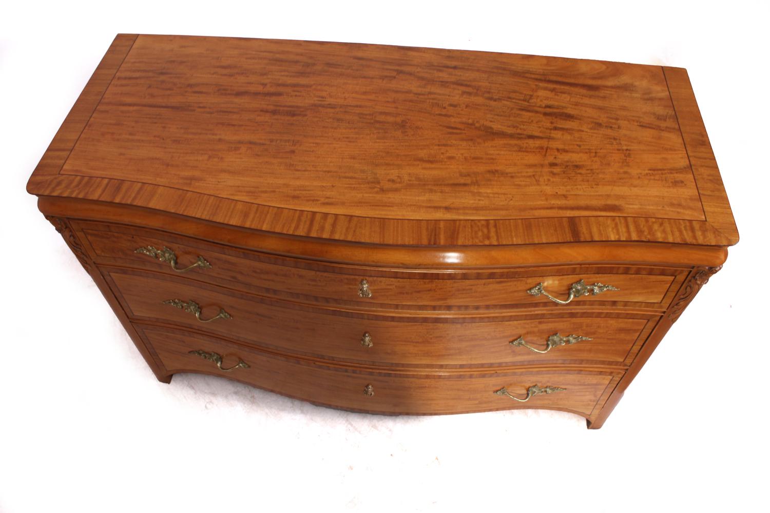 Antique Satinwood Serpentine Commode, circa 1890 For Sale 3
