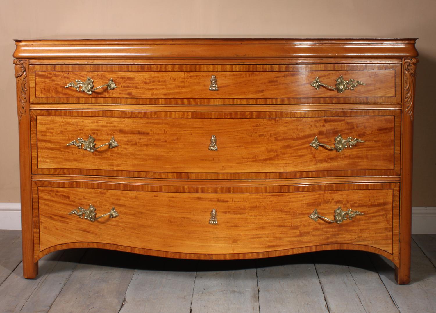 Antique Satinwood Serpentine Commode, circa 1890 For Sale 5