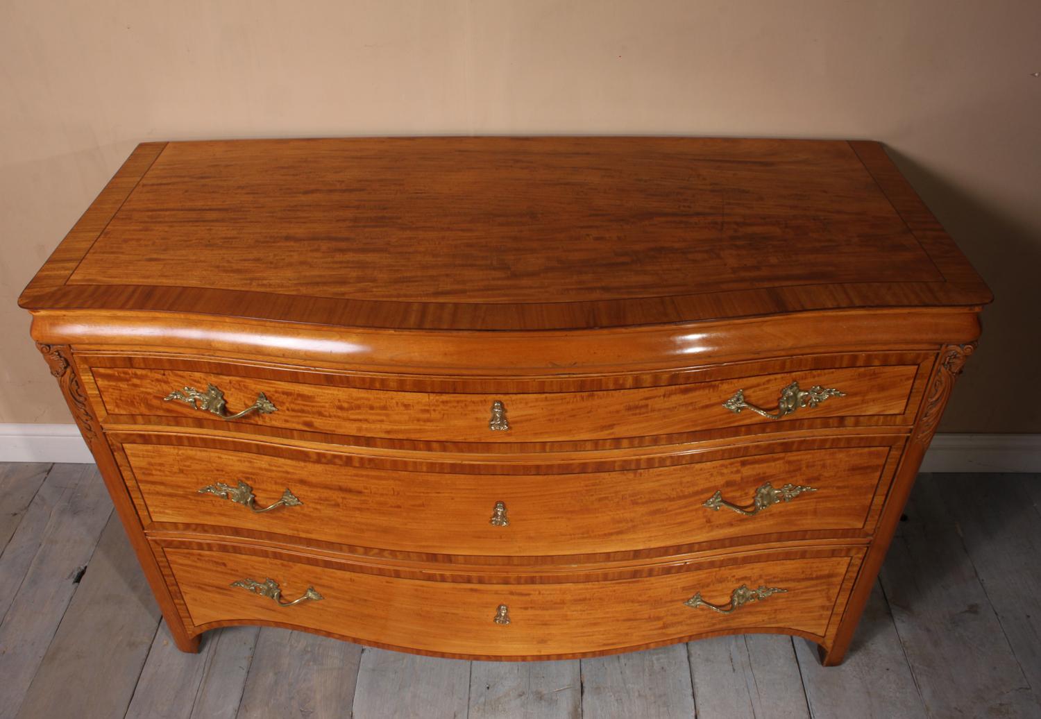 Antique Satinwood Serpentine Commode, circa 1890 For Sale 6