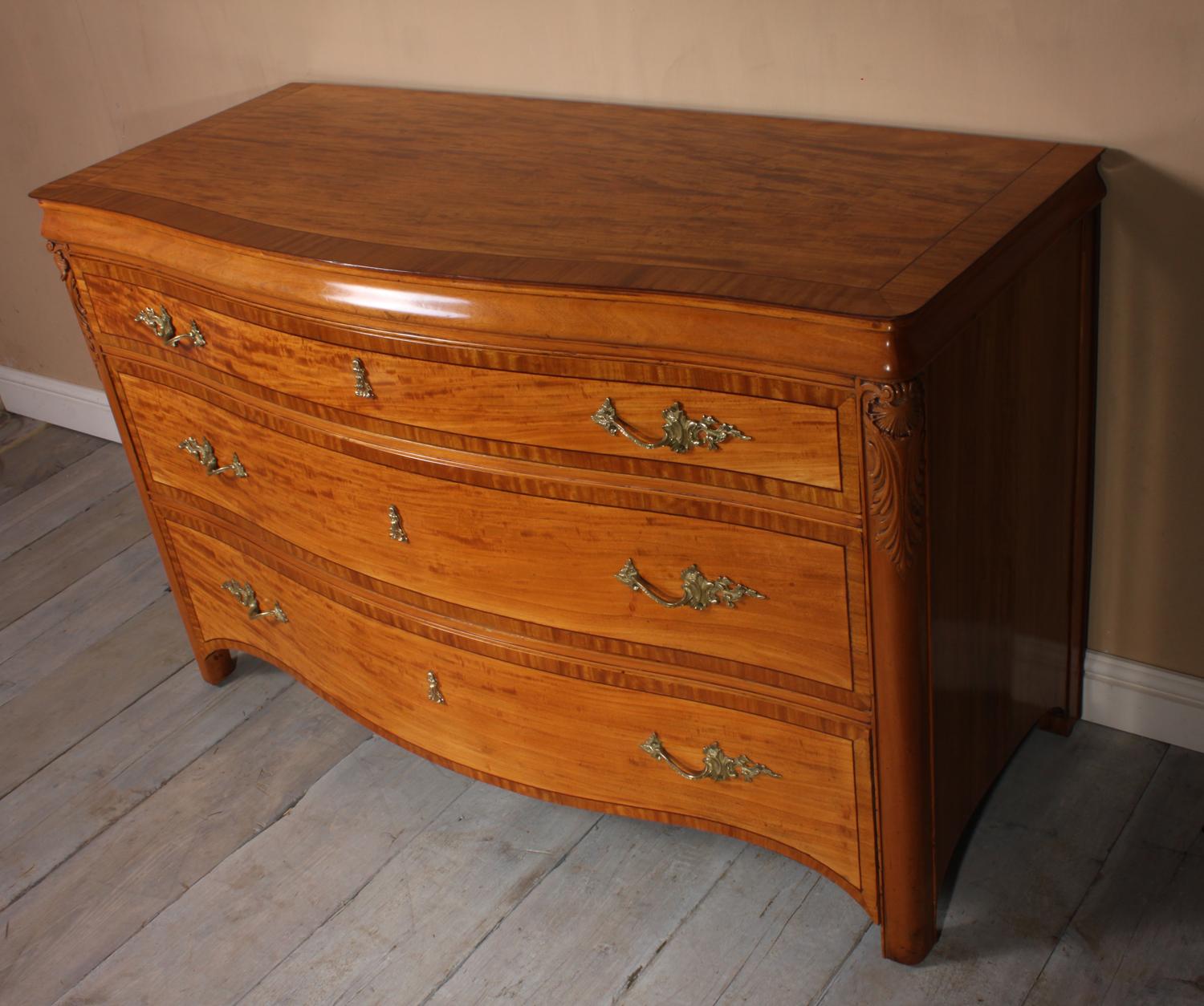 Antique Satinwood Serpentine Commode, circa 1890 For Sale 7
