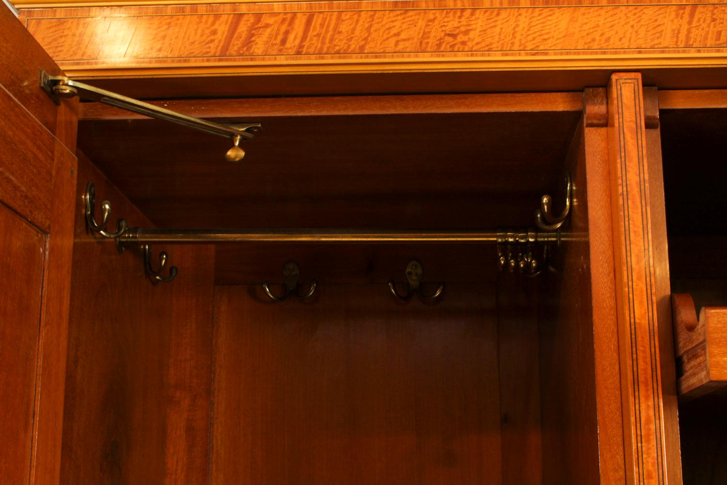 Ancienne armoire en bois de satin par Maple & Co 19ème C. 5