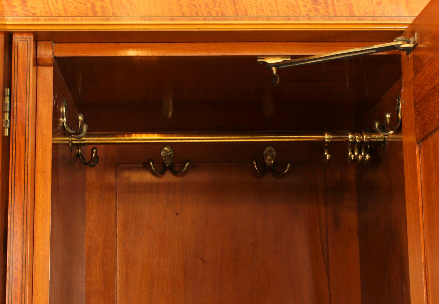 Ancienne armoire en bois de satin par Maple & Co 19ème C. 8
