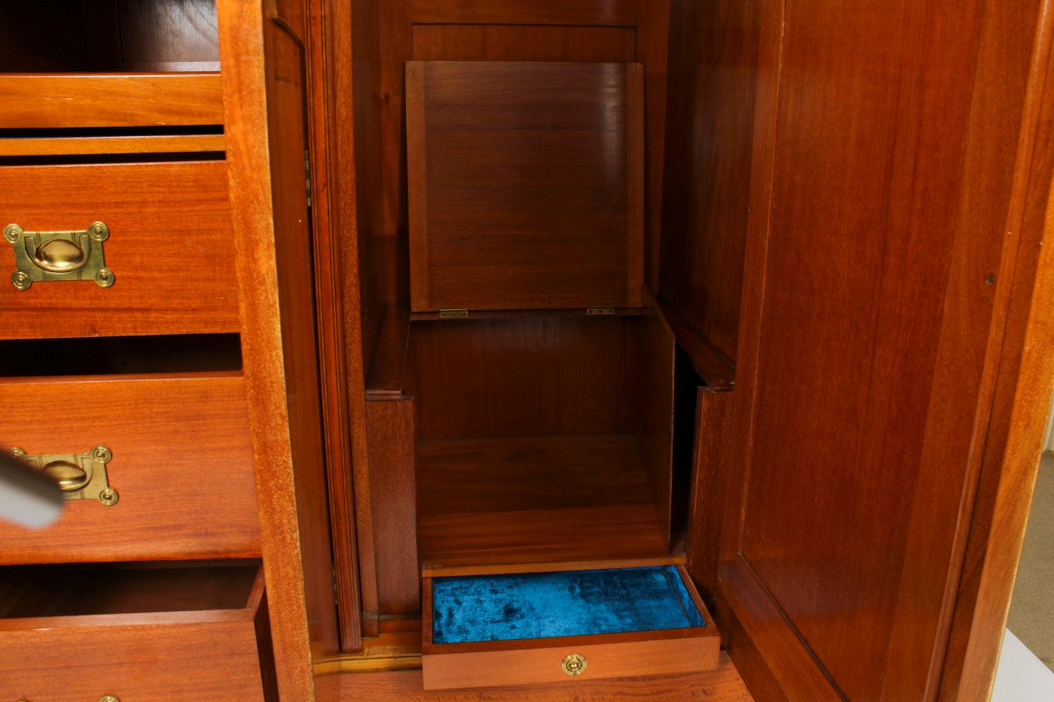 Ancienne armoire en bois de satin par Maple & Co 19ème C. 9