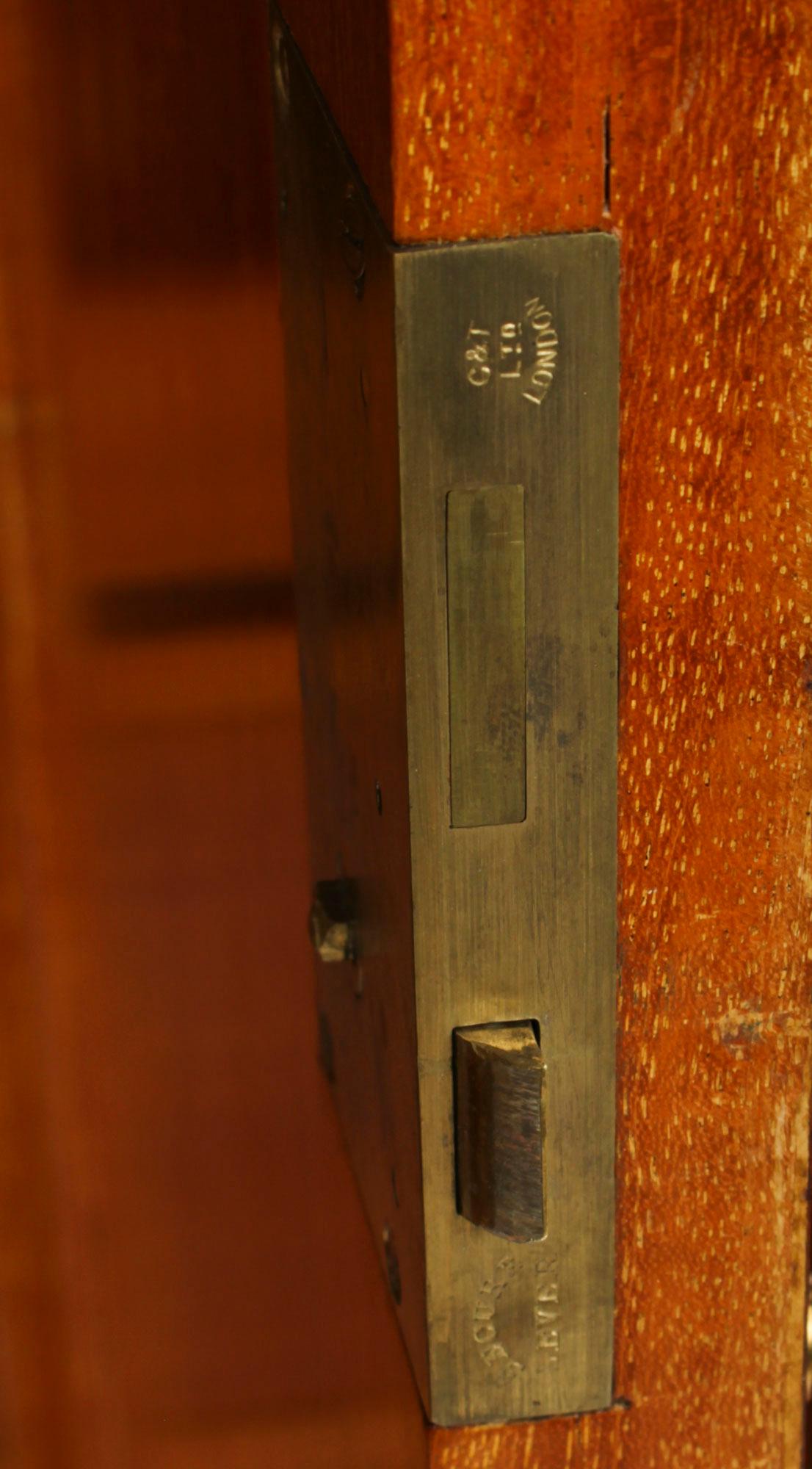 Ancienne armoire en bois de satin par Maple & Co 19ème C. 13