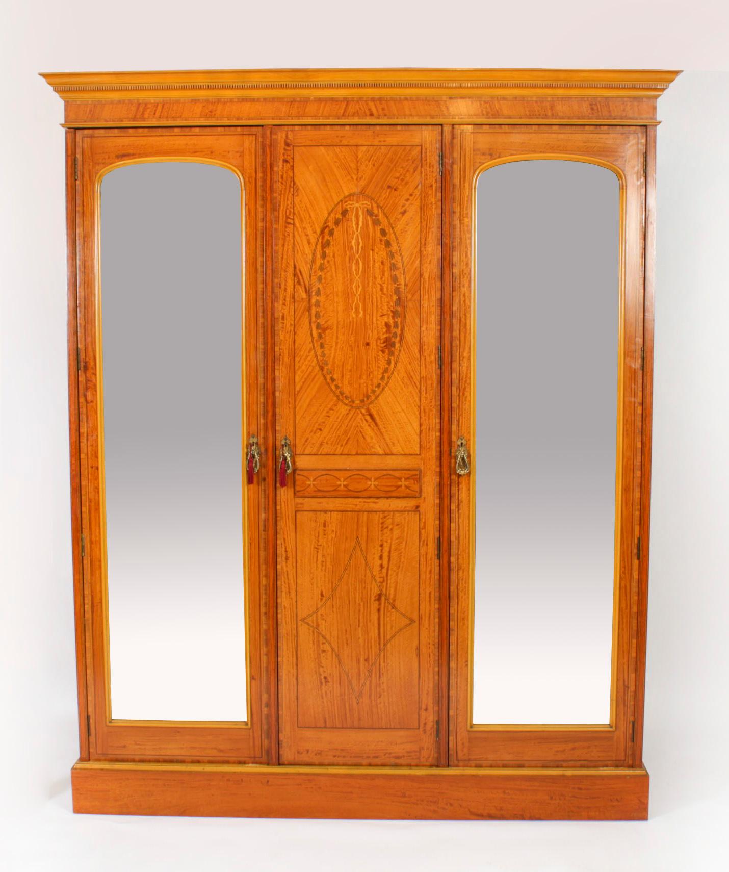 Ancienne armoire en bois de satin par Maple & Co 19ème C. 14