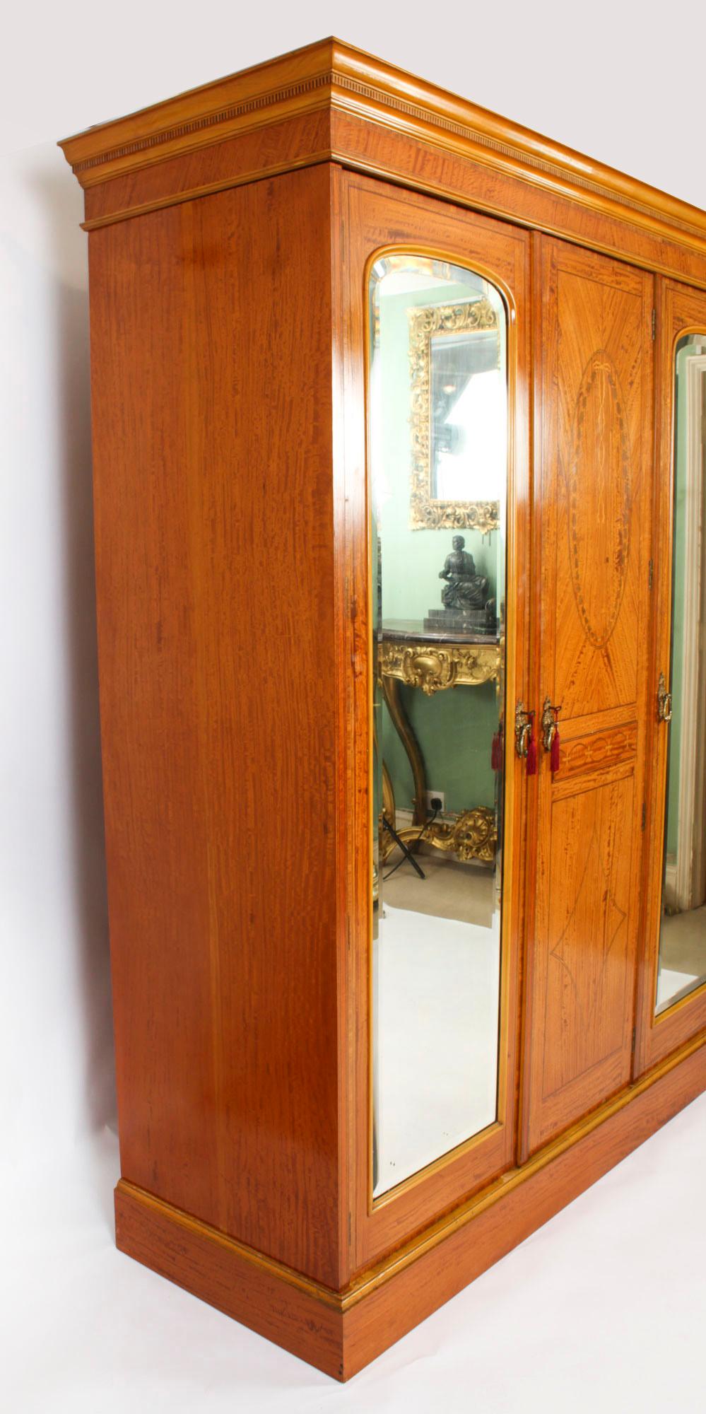 Citronnier Ancienne armoire en bois de satin par Maple & Co 19ème C.