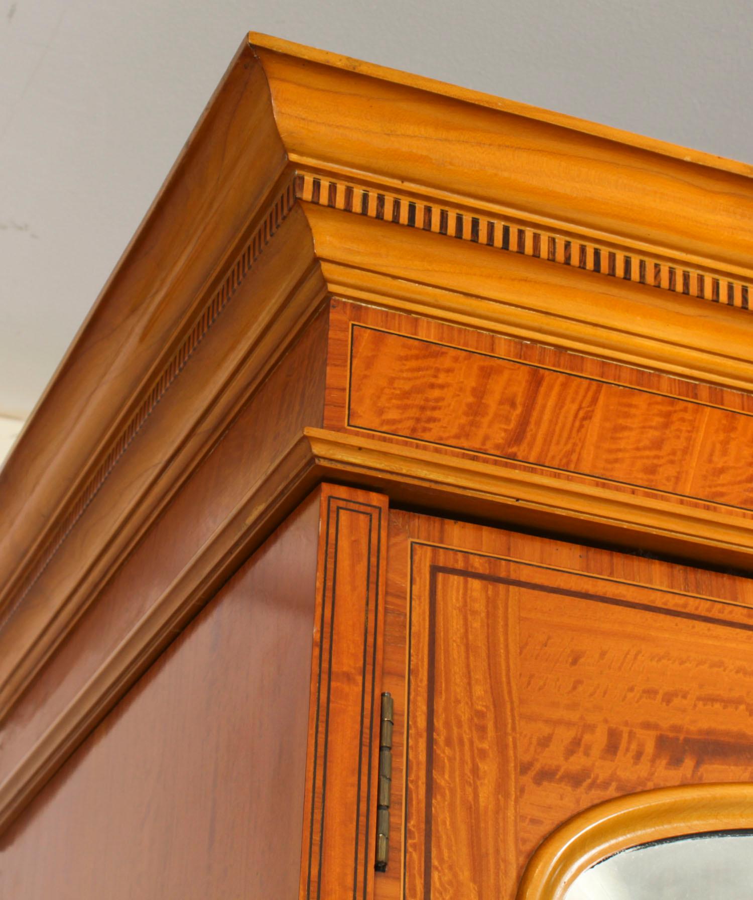 Ancienne armoire en bois de satin par Maple & Co 19ème C. 1