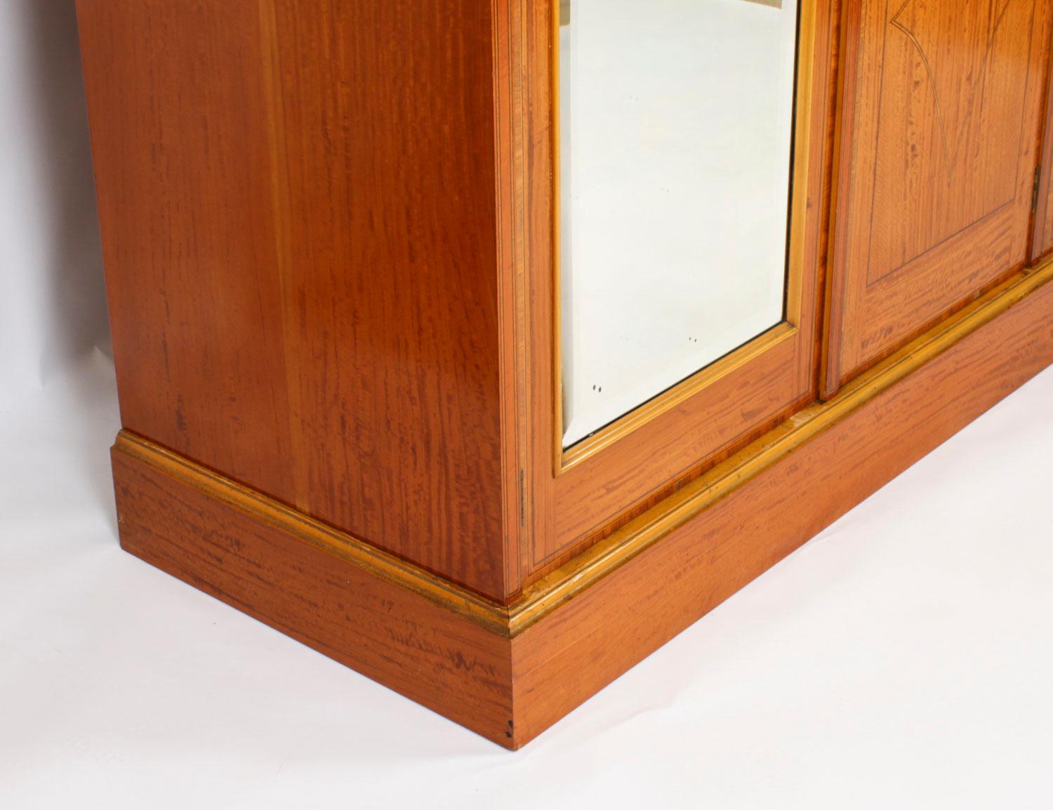 Ancienne armoire en bois de satin par Maple & Co 19ème C. 2