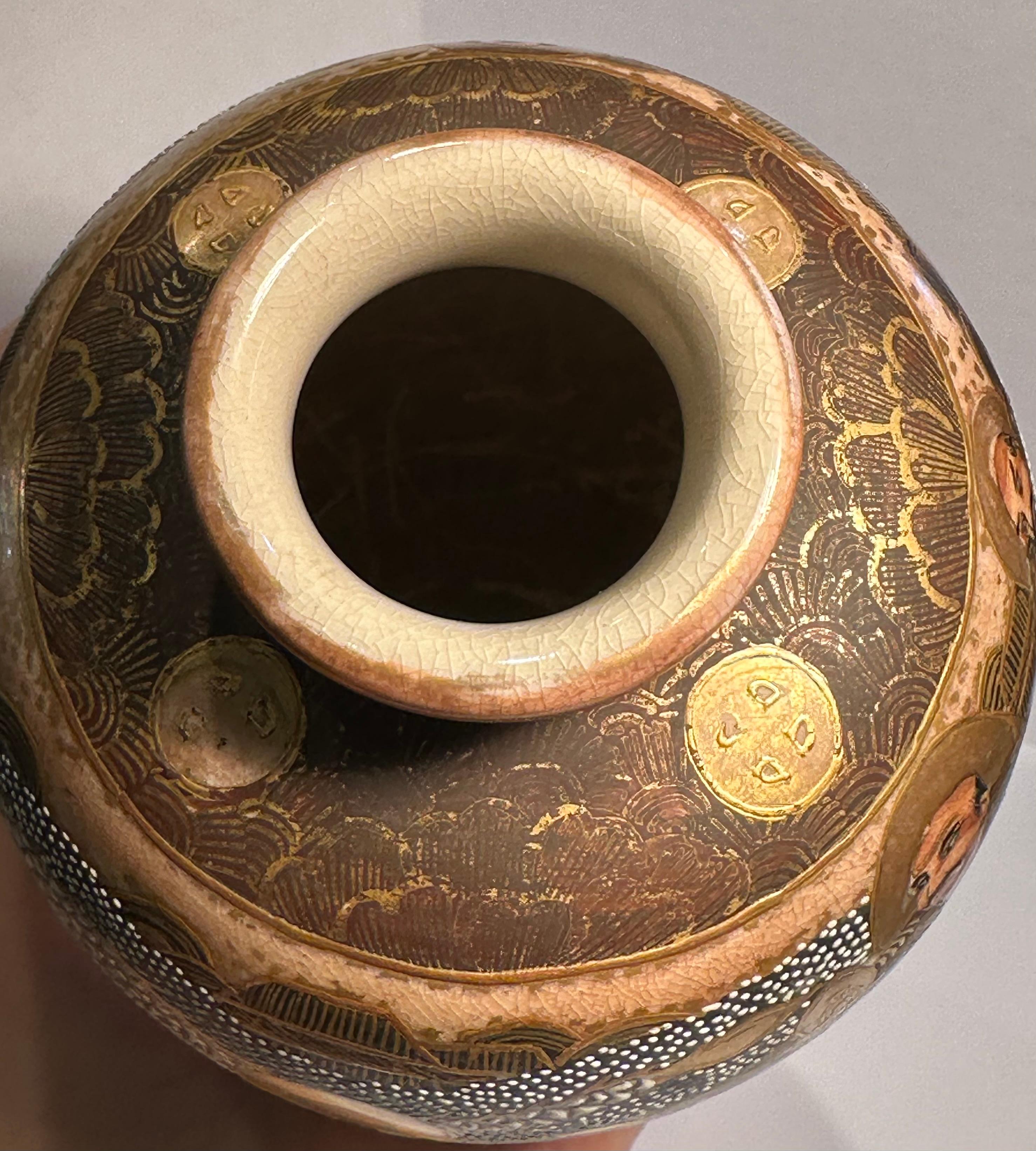 Antique Satsuma One Thousand Faces and Dragon Meiji Period Baluster Shaped Vase For Sale 3