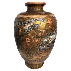 Antico vaso a forma di balaustro del periodo Meiji di Satsuma con mille volti e un drago