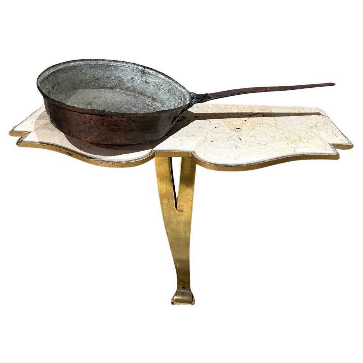 Antike Kupfer Sauté Bratpfanne Kochgeschirr
Kunsthandwerkliche Pfanne aus gehämmertem Kupfer und Messing
kann keine Markierungen bestätigen
25,5 lang x 12 Durchmesser x 4 h
Gebrauchte Vintage Verschleiß und Patina
im Stil von Duparquet Huot &