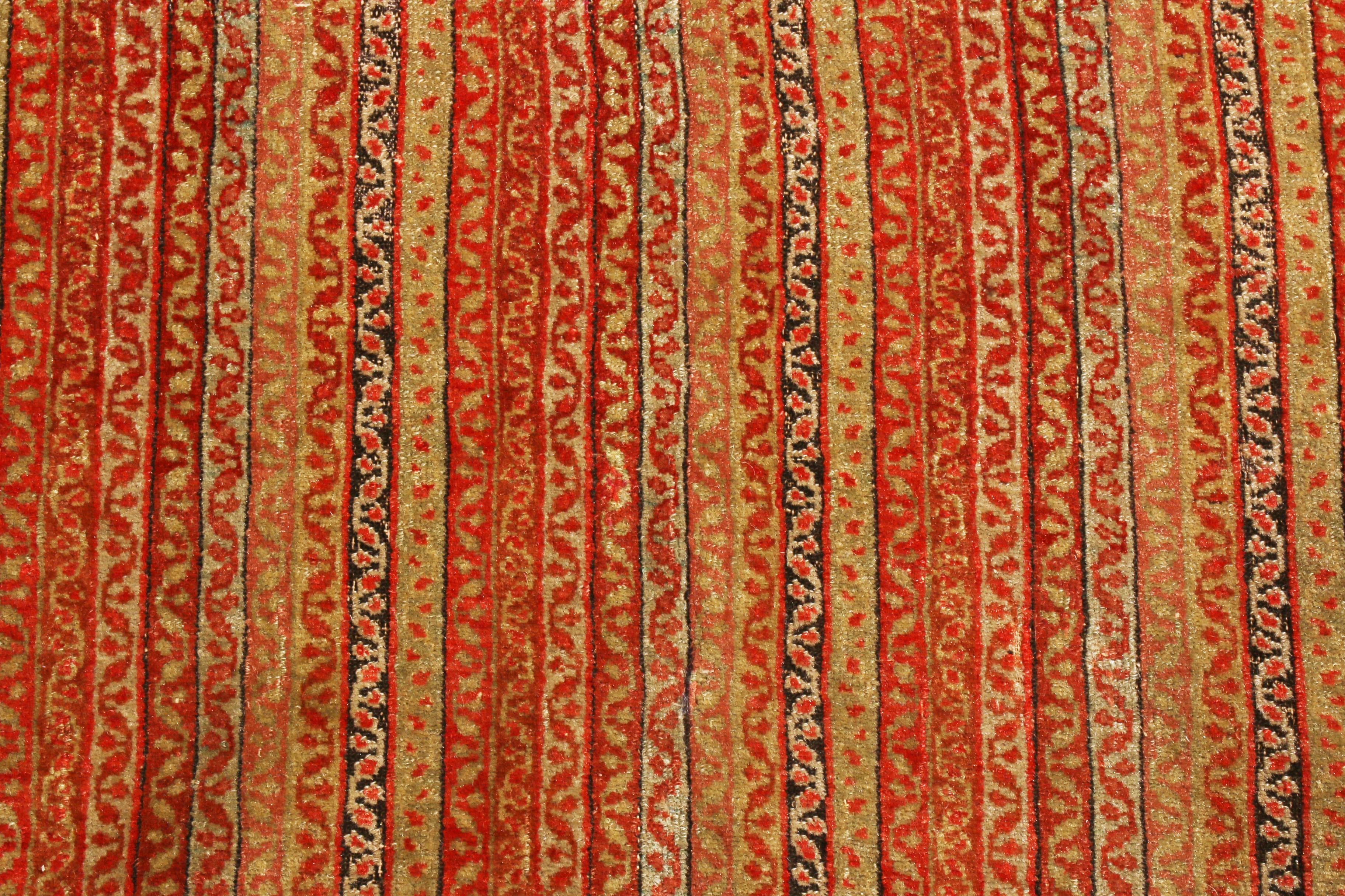 Antiker antiker Savannah-Perserteppich aus roter und beiger Wolle mit Blumenmuster von Teppich & Kelim (Stammeskunst) im Angebot